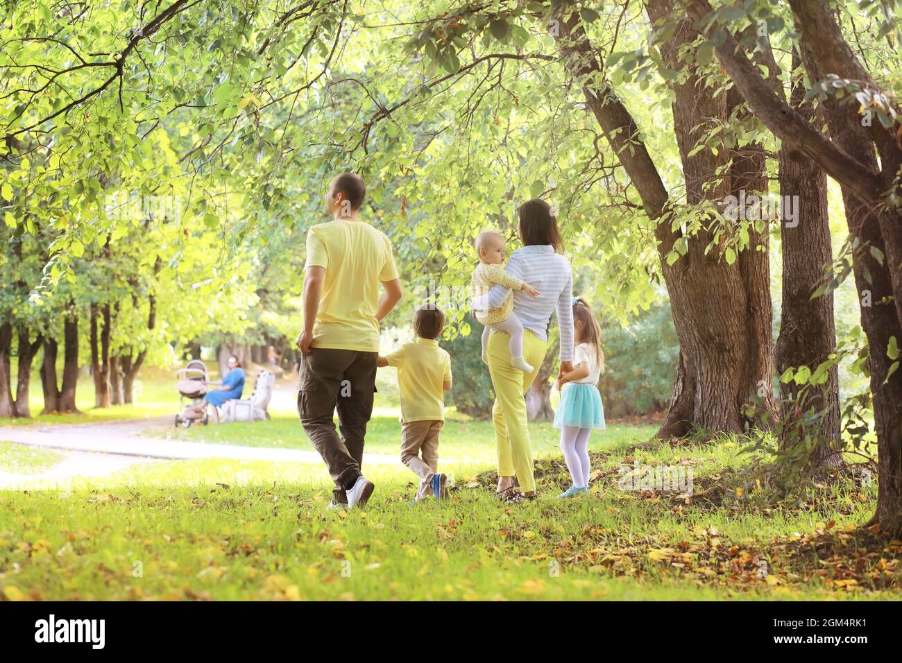 Famille avec enfants pour une promenade dans le parc d'été. Сoming automne  dans le parc. Famille. Automne. Bonheur Photo Stock - Alamy