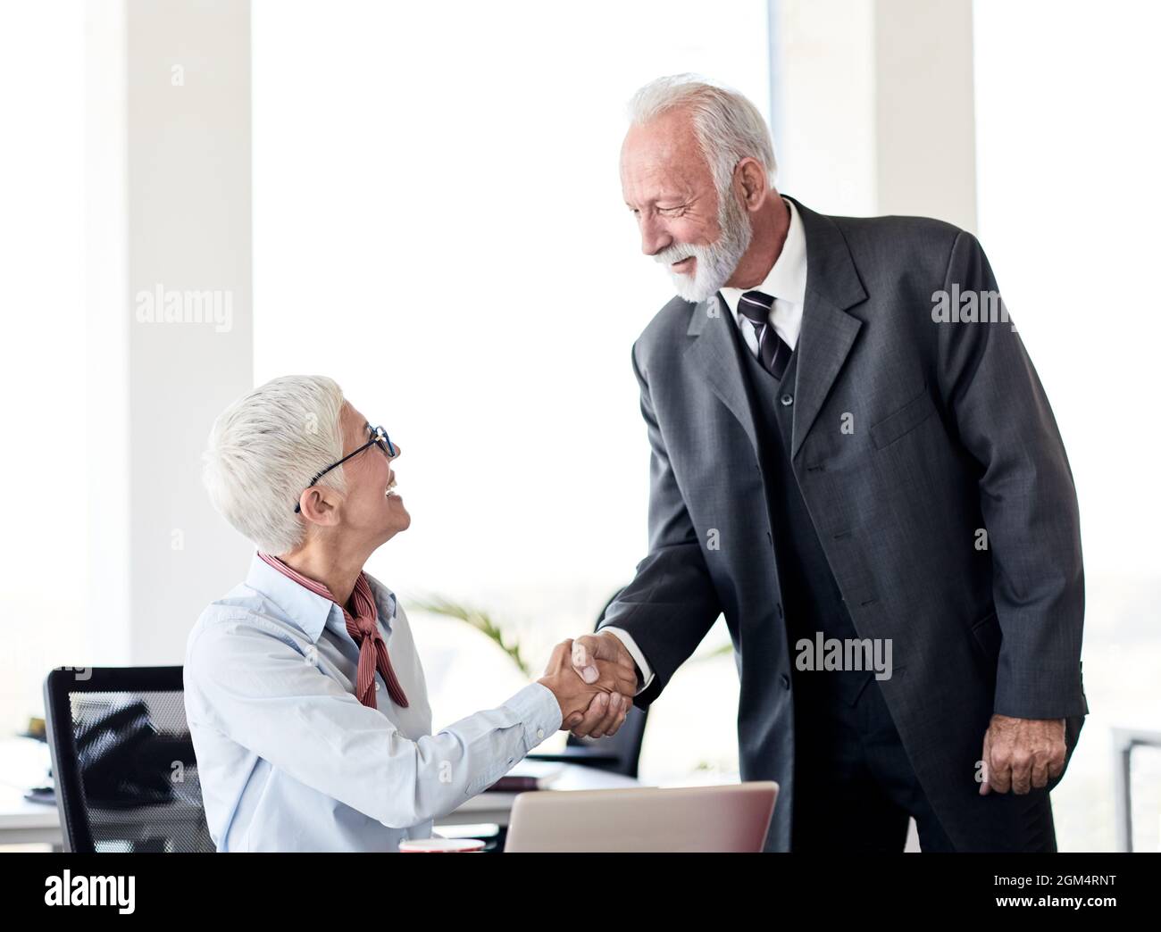 homme d'affaires femme bureau travail main secouant accord de réunion Banque D'Images