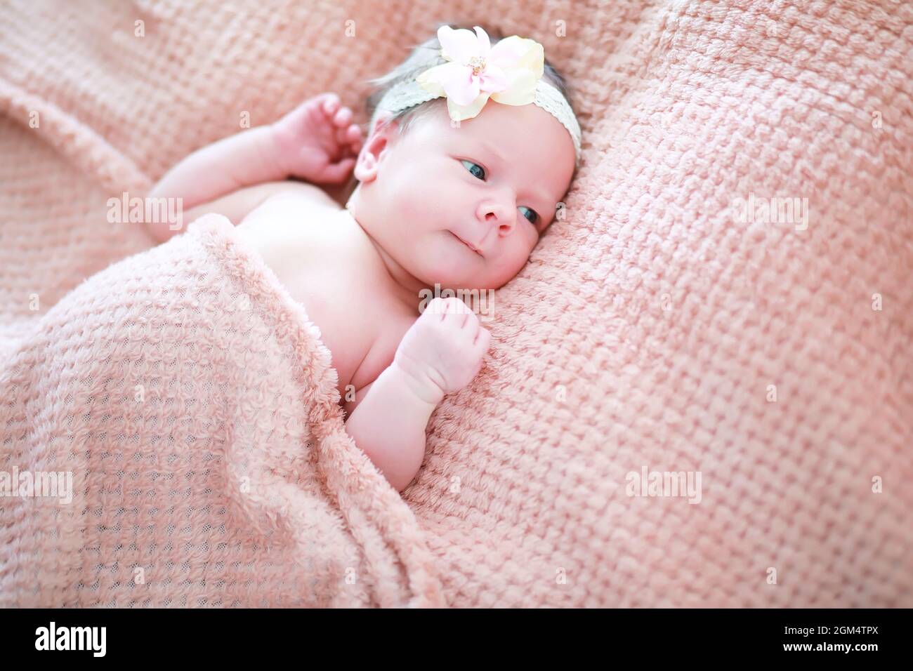Un Nouveau Ne Repose Dans Les Bras De Sa Mere Le Beau Bebe D Apparence Europeenne Dort Photo Stock Alamy
