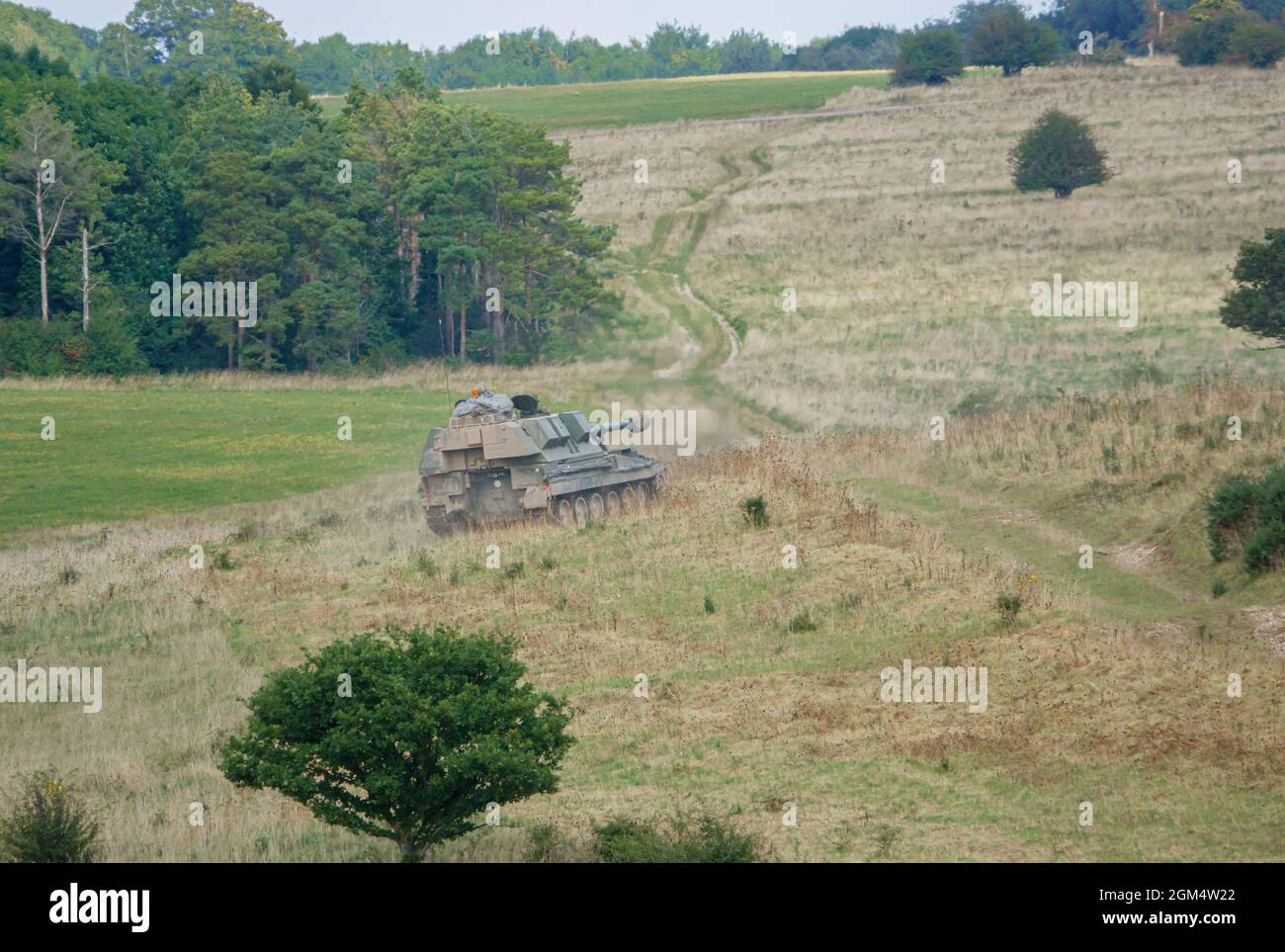 armée britannique AS-90 (équipement de canon 155 mm L131) arme d'obusier automotrice blindée en action sur un exercice militaire Wiltshire UK Banque D'Images