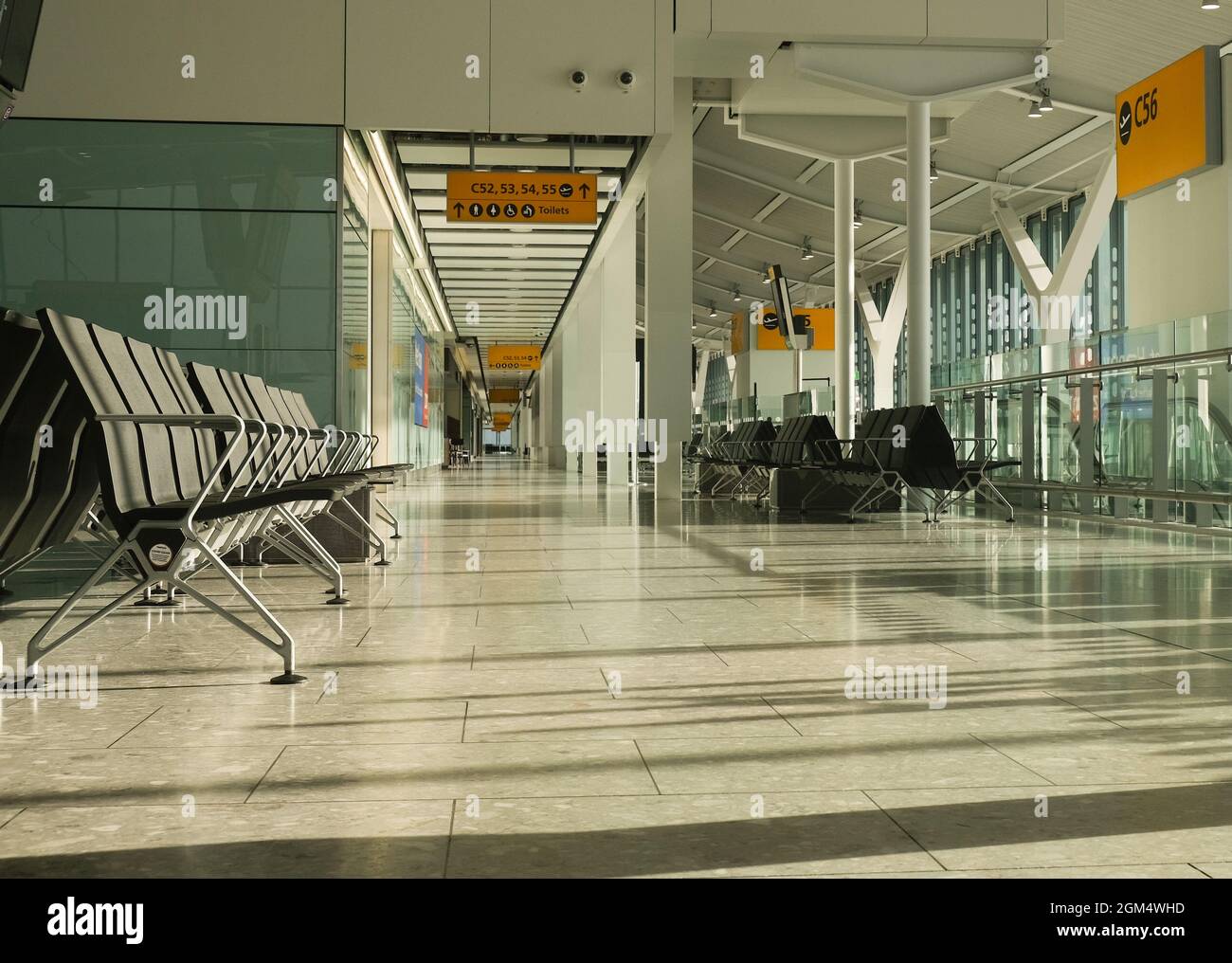 Le terminal d'attente de l'aéroport est vide. Annulation du retard de vol. Coronavirus covid 19 quarantaine Banque D'Images
