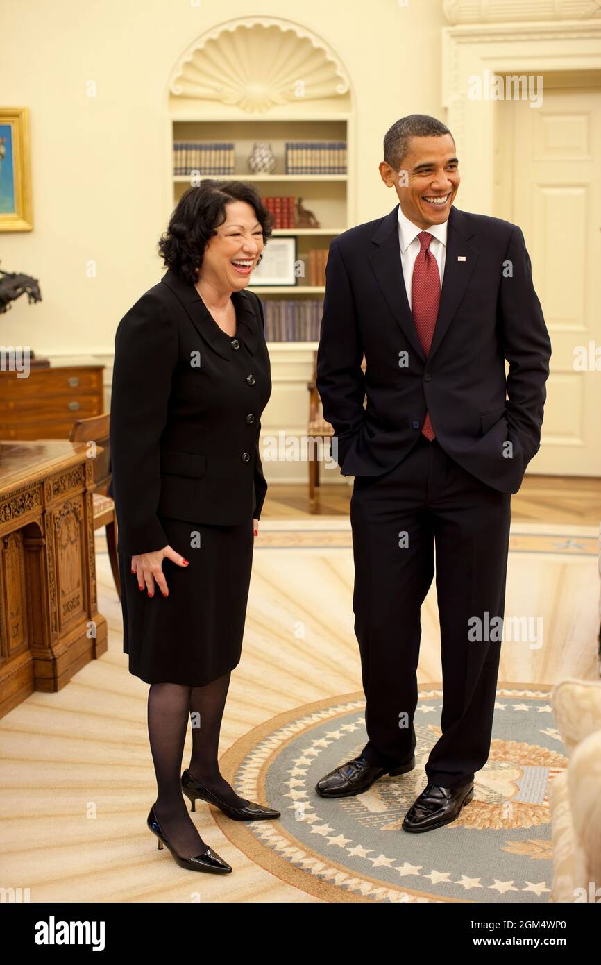 Le président Barack Obama et la juge Sonia Sotomayor se rencontrent dans le Bureau ovale avant la réception de la nouvelle Cour suprême à la Maison Blanche, le 12 août 2009. (Photo officielle de la Maison Blanche par Pete Souza) cette photo officielle de la Maison Blanche est disponible uniquement pour publication par les organismes de presse et/ou pour impression personnelle par le(s) sujet(s) de la photo. La photographie ne peut être manipulée d'aucune manière et ne peut pas être utilisée dans des documents commerciaux ou politiques, des publicités, des e-mails, des produits, des promotions qui, de quelque manière que ce soit, suggèrent l'approbation ou l'approbation du Presiden Banque D'Images