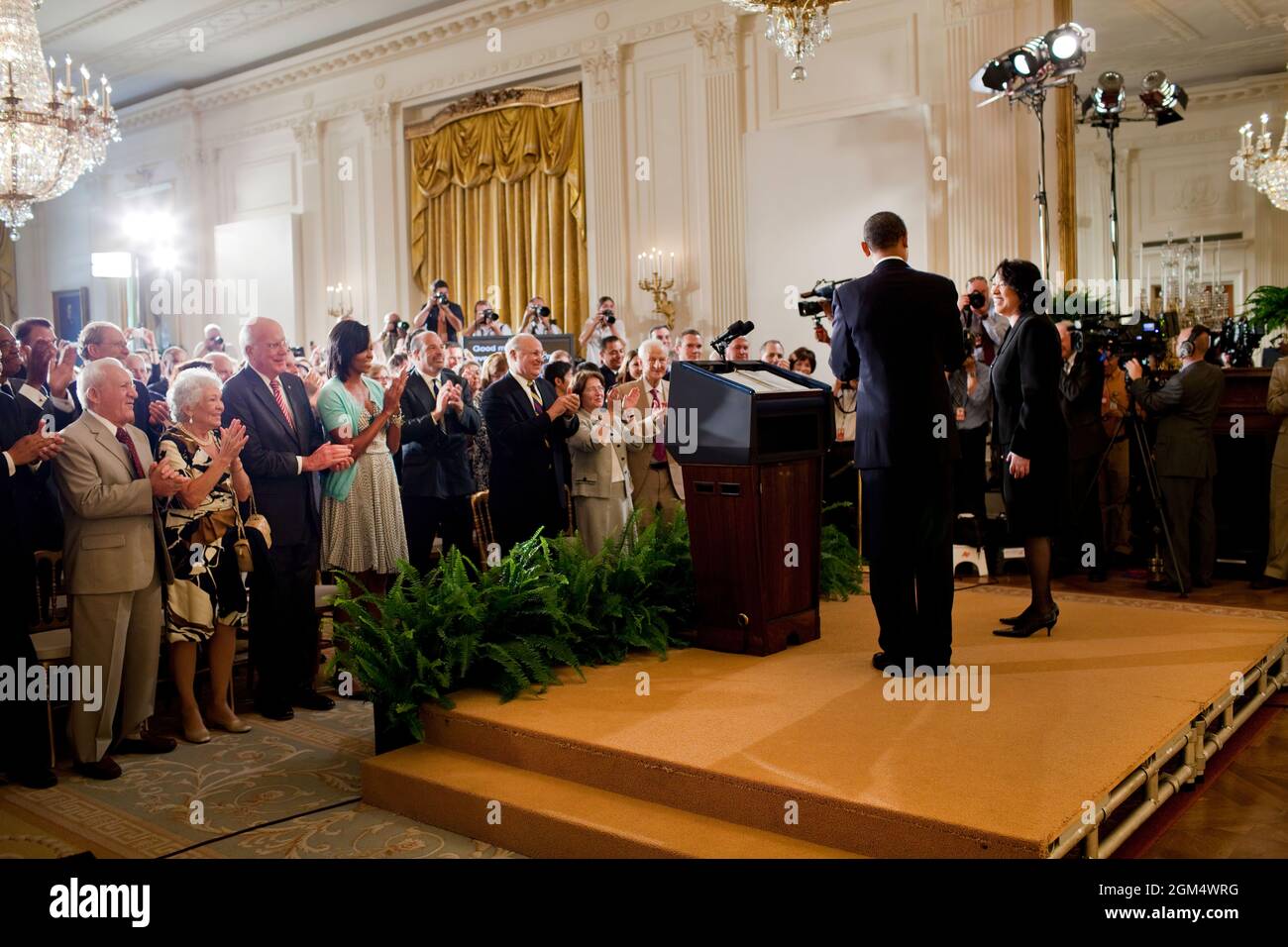 Le président Barack Obama et la juge Sonia Sotomayor participent à une réception pour la nouvelle Cour suprême dans la salle est de la Maison Blanche, le 12 août 2009. (Photo officielle de la Maison Blanche par Pete Souza) cette photo officielle de la Maison Blanche est disponible uniquement pour publication par les organismes de presse et/ou pour impression personnelle par le(s) sujet(s) de la photo. La photographie ne peut être manipulée d'aucune manière et ne peut pas être utilisée dans des documents commerciaux ou politiques, des publicités, des courriels, des produits, des promotions qui, de quelque manière que ce soit, suggèrent l'approbation ou l'approbation du Président Banque D'Images