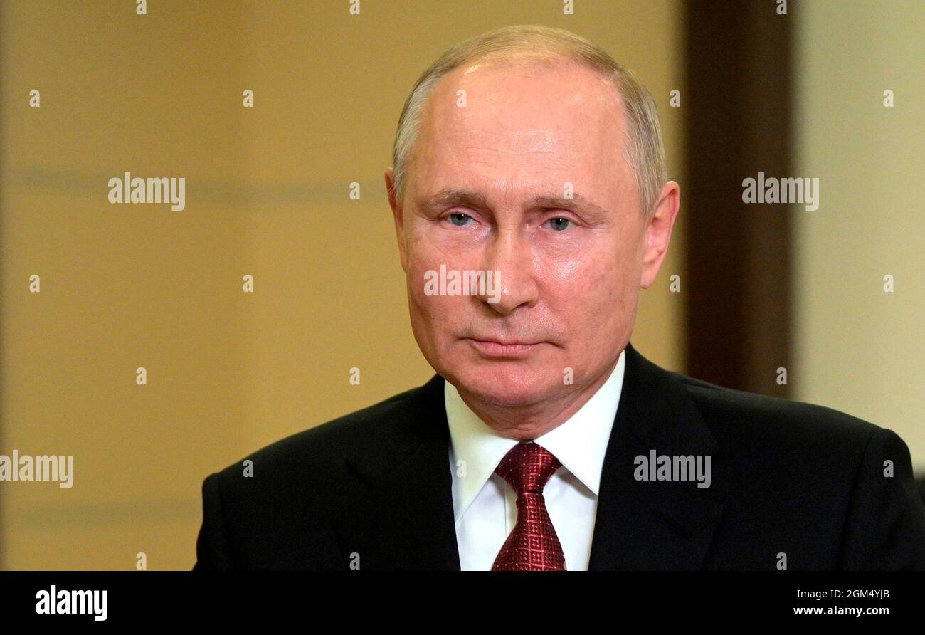 Novo-Ogaryovo, Russie. 15 septembre 2021. Le président russe Vladimir Poutine prononce un discours télévisé devant les élections parlementaires russes depuis son domicile à la résidence d'État de Novo-Ogaryov le 15 septembre 2021, en dehors de Moscou, en Russie. Credit: Alexei Druzhinin/Kremlin Pool/Alamy Live News Banque D'Images
