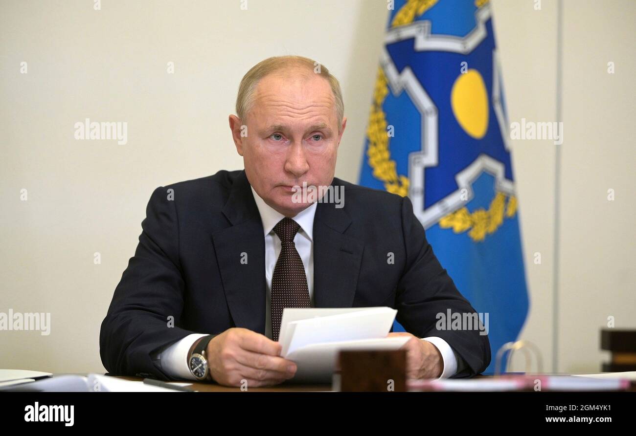 Novo-Ogaryovo, Russie. 16 septembre 2021. Le Président russe Vladimir Poutine lors d'une session du Conseil de sécurité collective de l'Organisation du Traité de sécurité collective par vidéoconférence de la résidence d'État de Novo-Ogaryov le 16 septembre 2021 en dehors de Moscou, Russie. Poutine a dû rester à Moscou alors qu'il est en pleine querelle en raison de l'exposition à Covid-19. Credit: Alexei Druzhinin/Kremlin Pool/Alamy Live News Banque D'Images