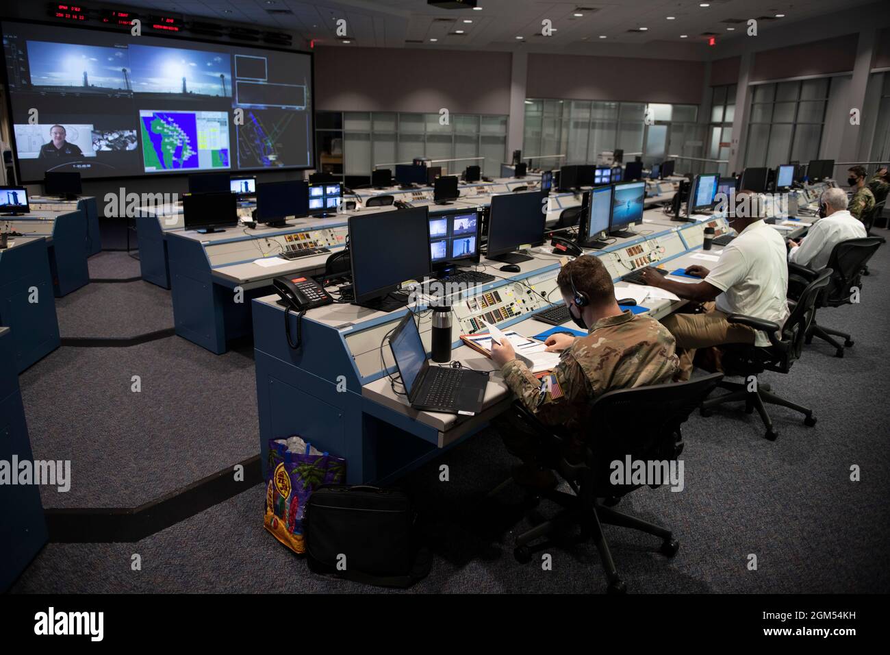 Cape Canaveral, États-Unis d'Amérique. 15 septembre 2021. Les gardiens de la Force spatiale des États-Unis et les civils du ministère de la Défense contrôlent la mission pour le lancement de la fusée Inspiraiton4 SpaceX Falcon 9 au Morrell Operations Center, à la station de la Force spatiale du Cap Canaveral, le 15 septembre 2021, à Cape Canaveral, en Floride. La capsule transporte la première mission d'équipage entièrement civile dans l'espace. Crédit : TSgt. James Hodgman/US Space Force/Alamy Live News Banque D'Images