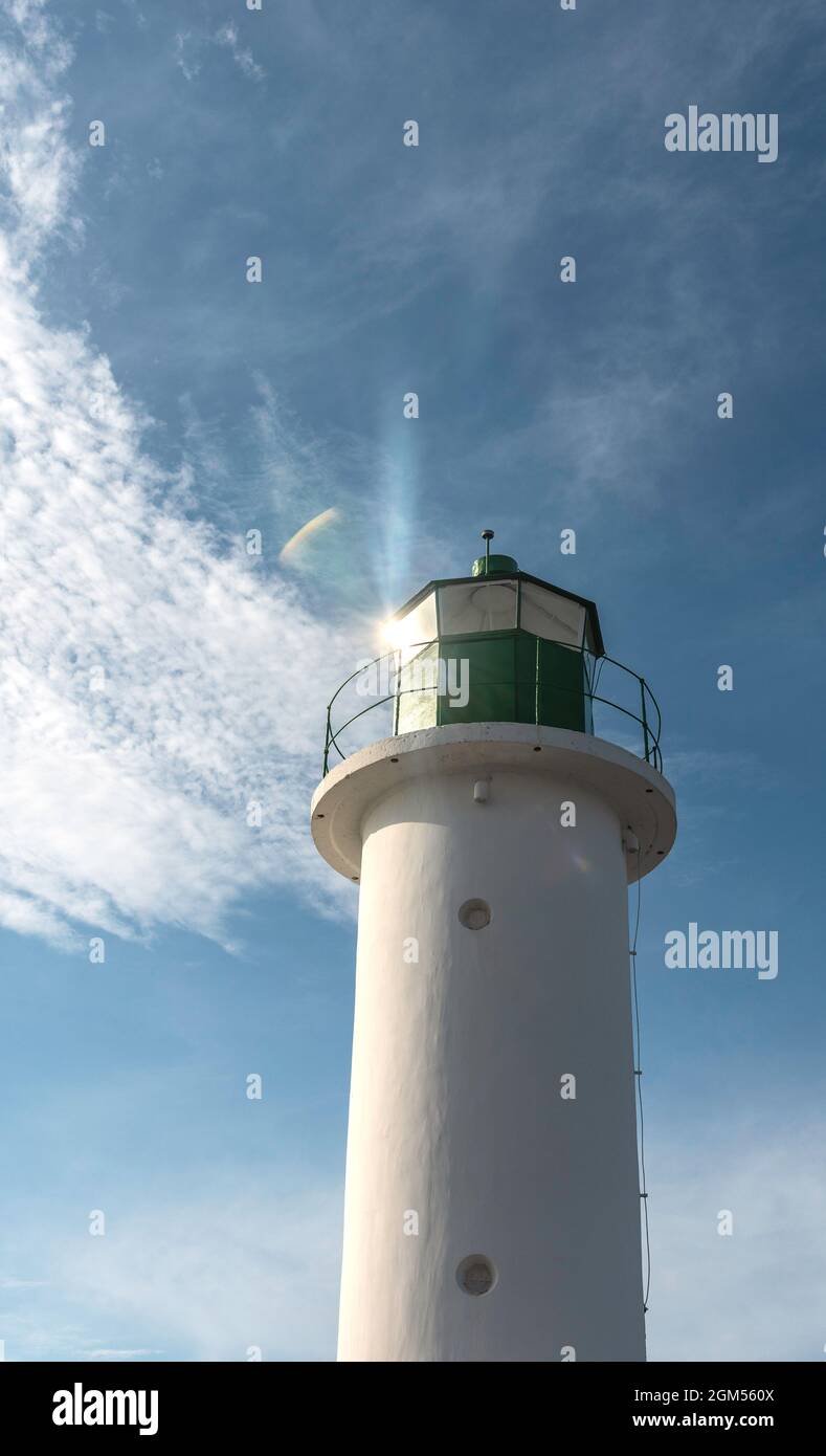 Le soleil se reflète dans un toit du phare du port de Ventspils. Vue de dessous. Banque D'Images