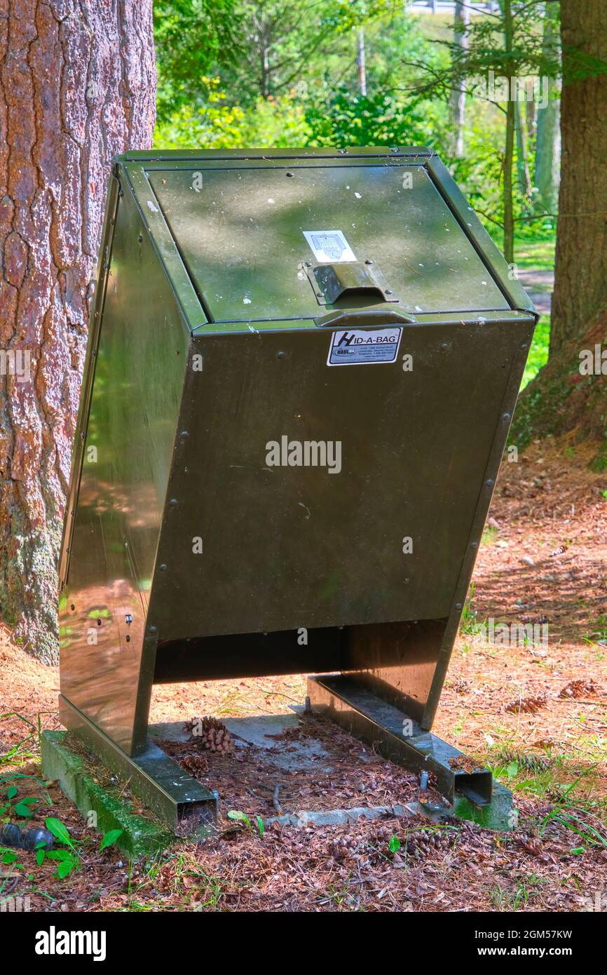 Poubelle à l'épreuve des ours verts dans un parc de la région de Muskoka  Photo Stock - Alamy