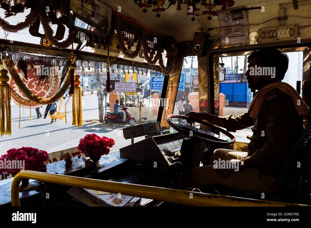 Belur, Karnataka, Inde : chauffeur d'autobus indien au volant sur le chemin de Belur à Halebid. Banque D'Images
