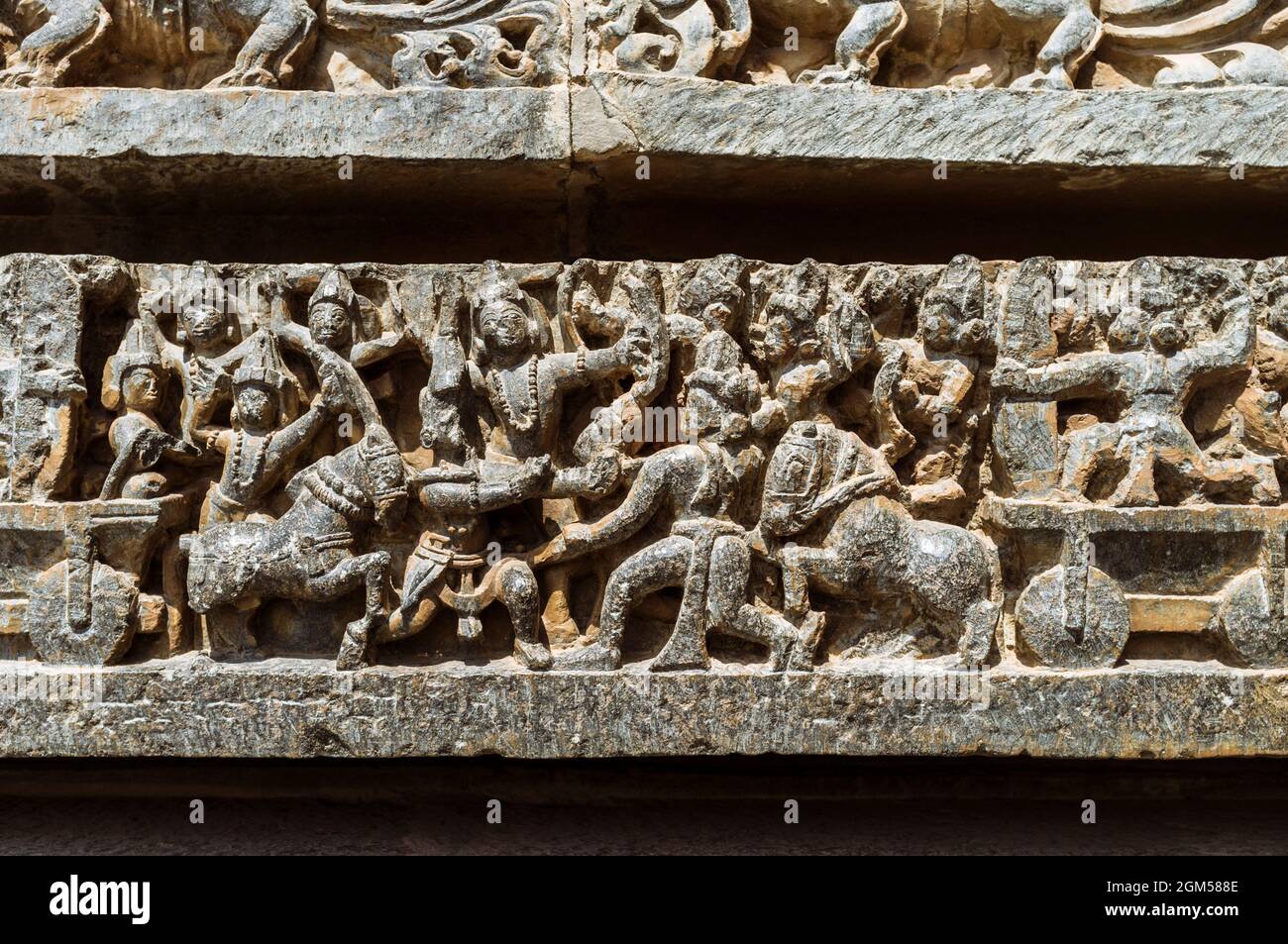 Halebid, Karnataka, Inde : sculptures sur le mur du Temple Hoysaleswara du XIIe siècle représentant les victoires de l'Empire Hoysala. Banque D'Images
