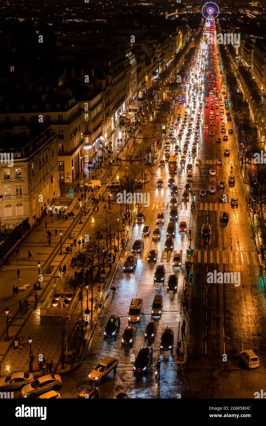 Avenue des champs-Elysées à Paris. Vue aérienne avec cadrage vertical Banque D'Images