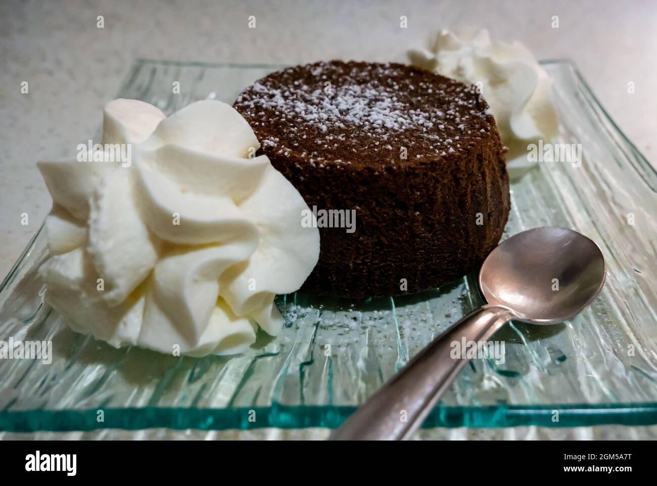 Petit Gateau Au Chocolat Recouvert De Sucre En Poudre Et De Creme Fouettee Photo Stock Alamy