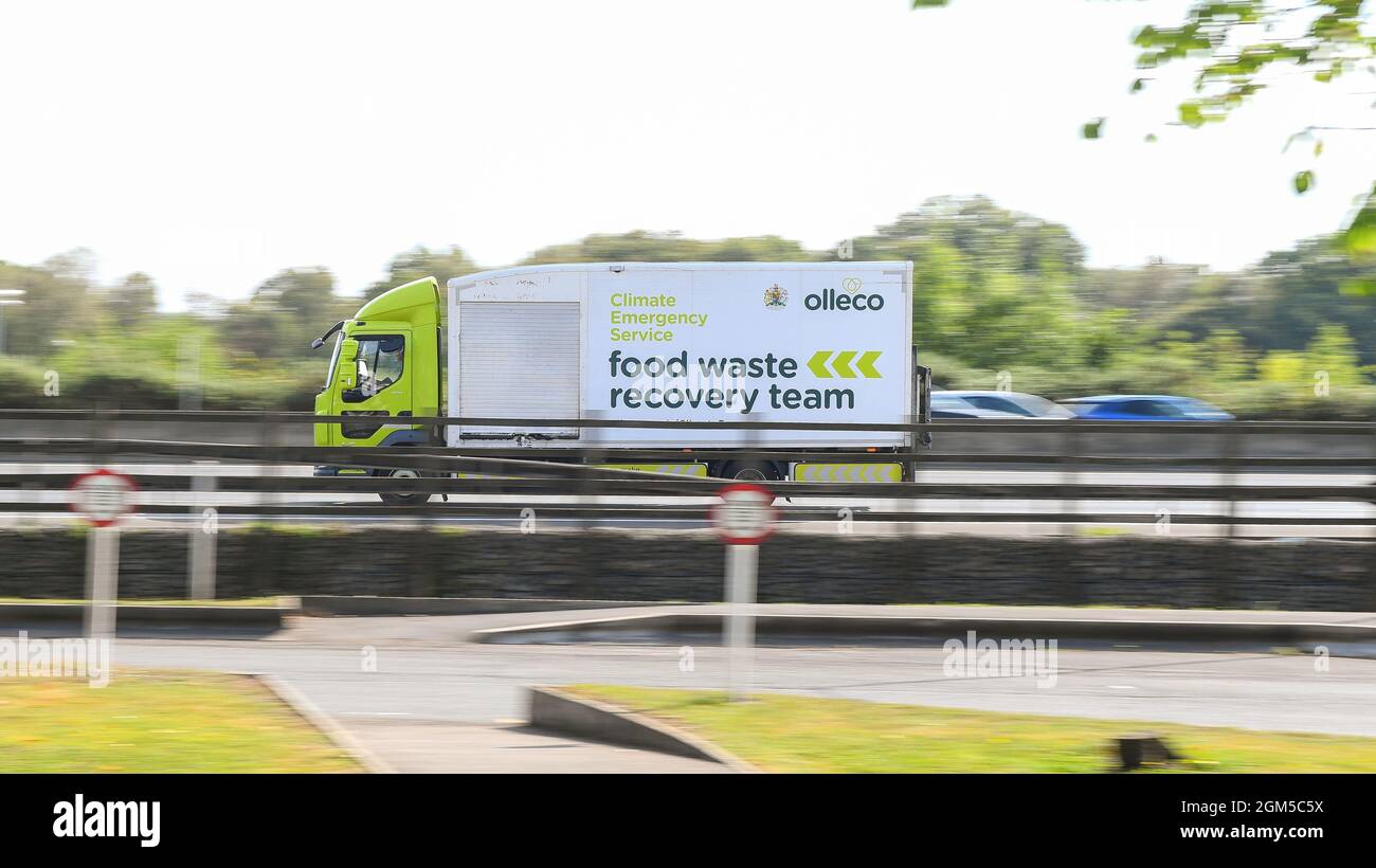 Camion de récupération des déchets alimentaires Olleco sur la M27 près de Southampton, Royaume-Uni. Prise de vue panoramique avec espace de copie. Banque D'Images