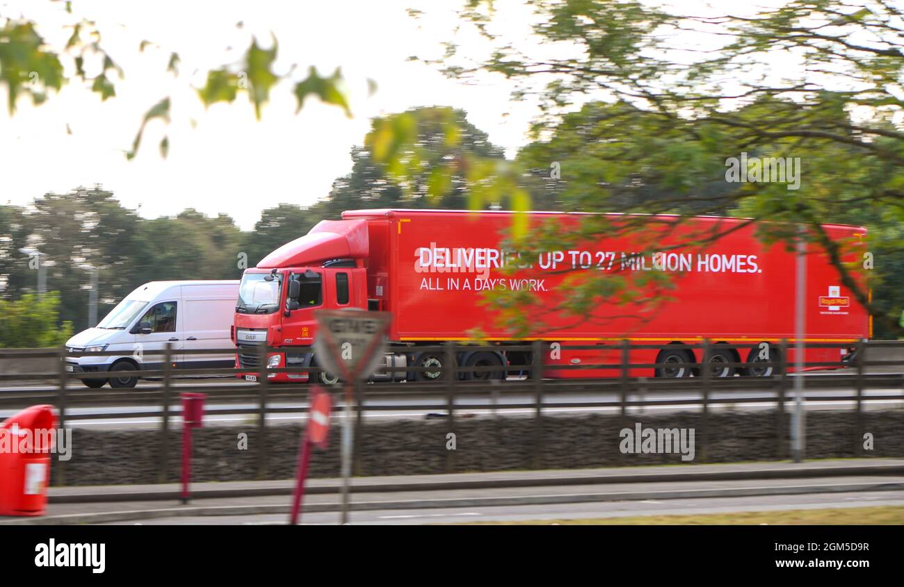 Un camion Royal Mail descend sur l'autoroute M27 près de Southampton , une vue panoramique latérale montrant les livraisons jusqu'à 27 millions de maisons logo. Banque D'Images