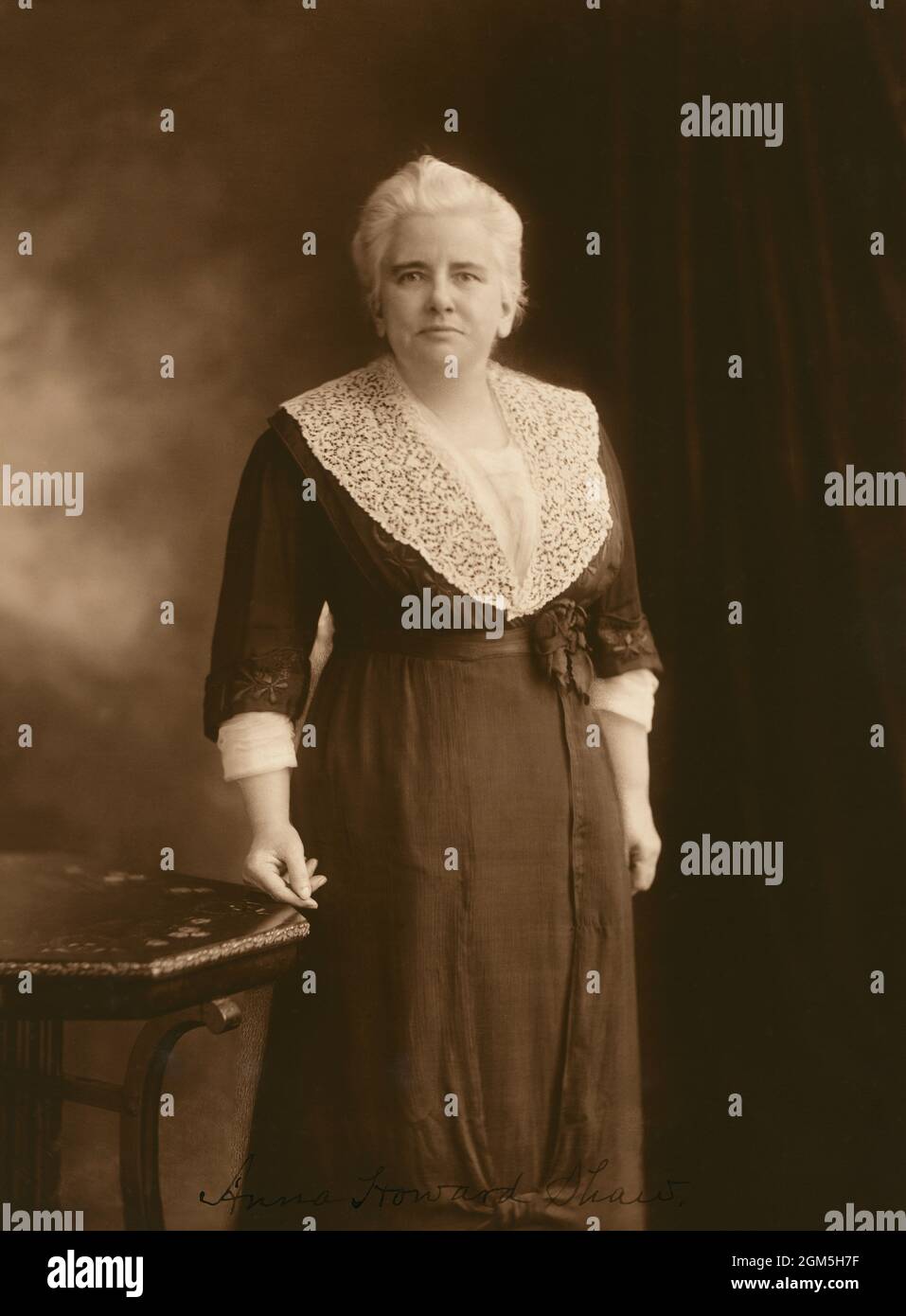 Anna Howard Shaw (1849-1919) leader britannique-américain du mouvement des femmes au suffrage des États-Unis, Portrait intégral, 1915 Banque D'Images