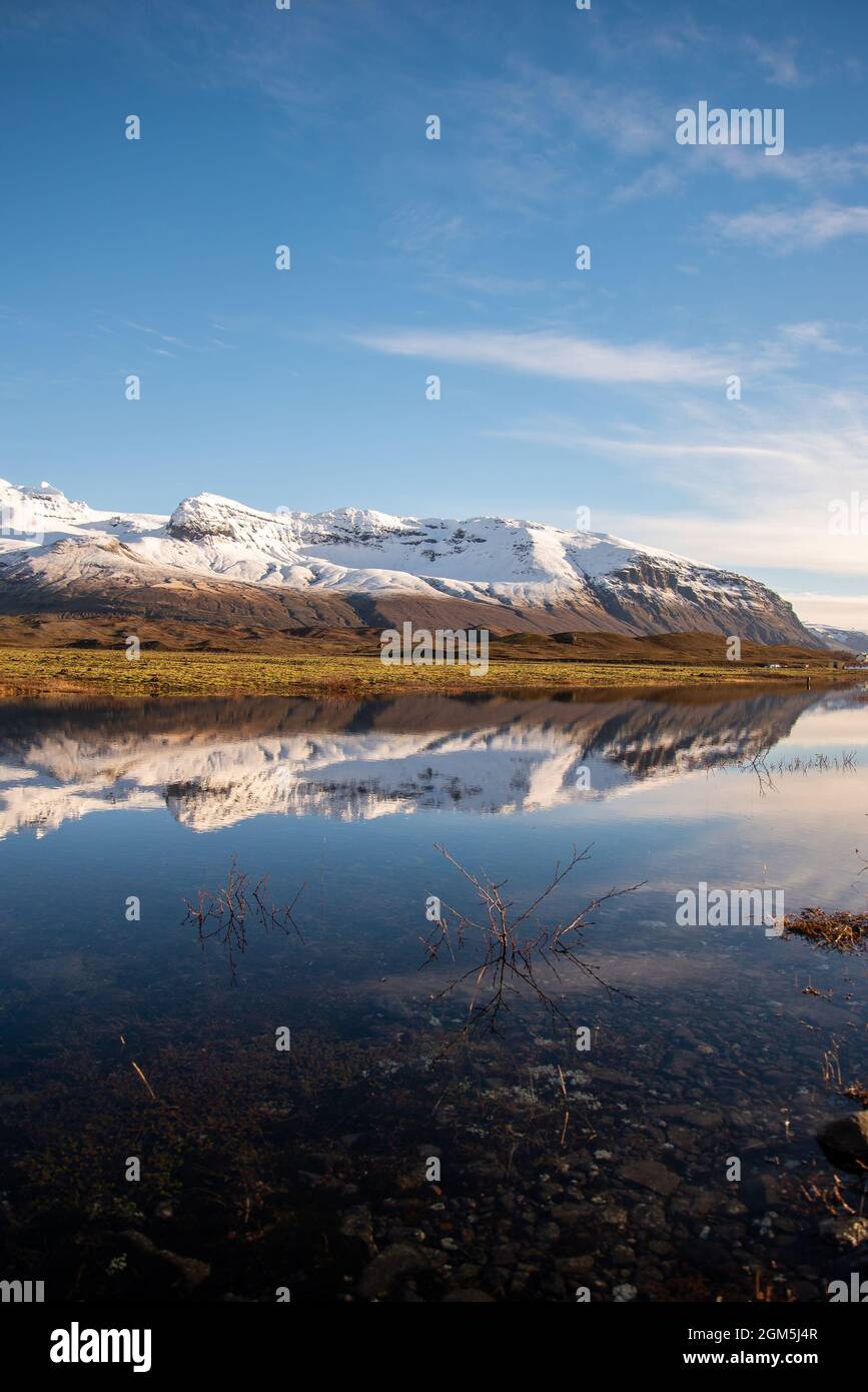 Récolte verticale chaîne de montagnes islandaises avec de belles montagnes enneigées Banque D'Images