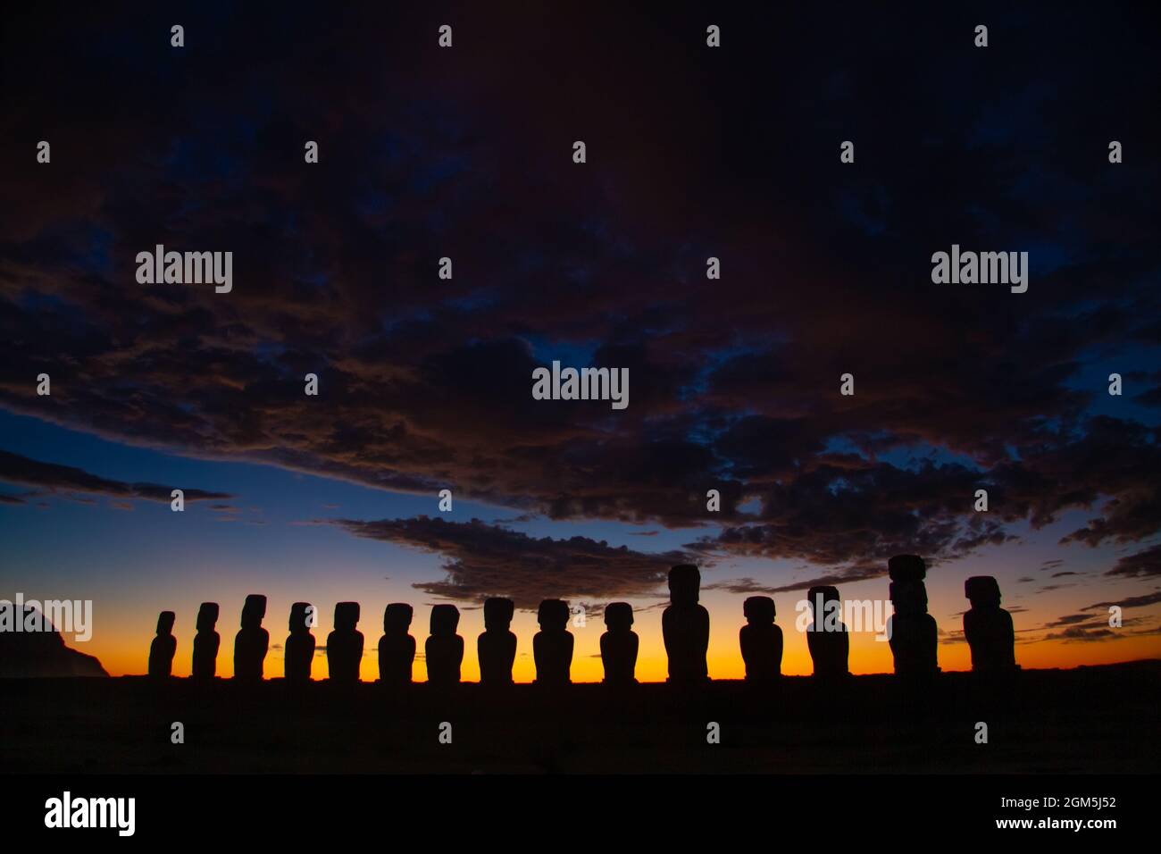 Un lever de soleil spectaculaire et coloré au-dessus des sculptures en pierre de Moai à AHU Tongariki, île de Pâques, au Chili. Banque D'Images
