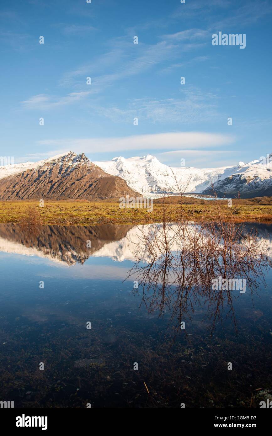 Récolte verticale chaîne de montagnes islandaises avec de belles montagnes enneigées Banque D'Images