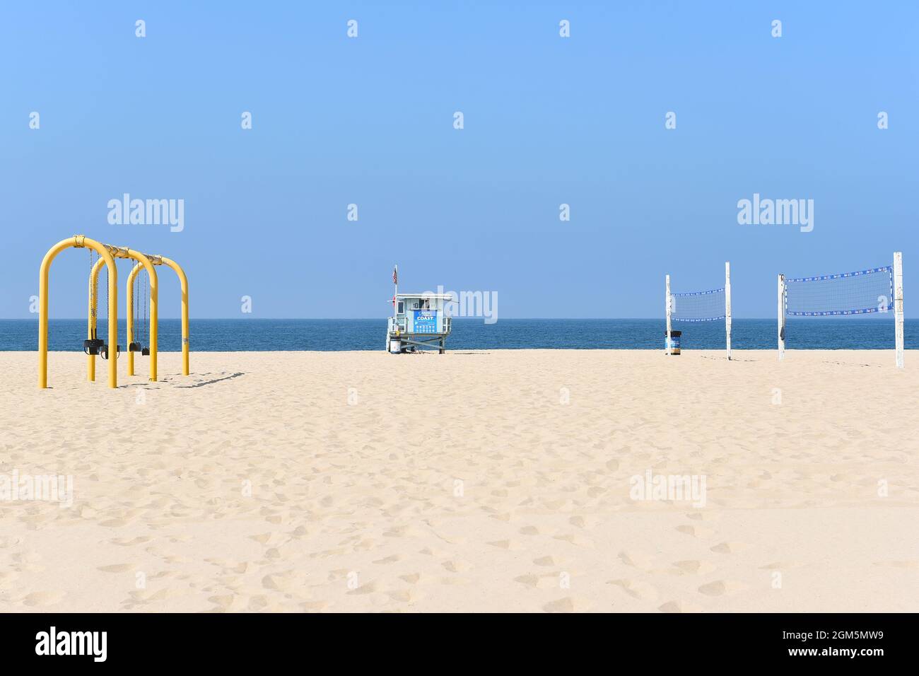 HERMOSA BEACH , CALIFORNIE - 15 SEPT 2021: Stand de sauveteur avec balançoires et filets de volleyball. Banque D'Images
