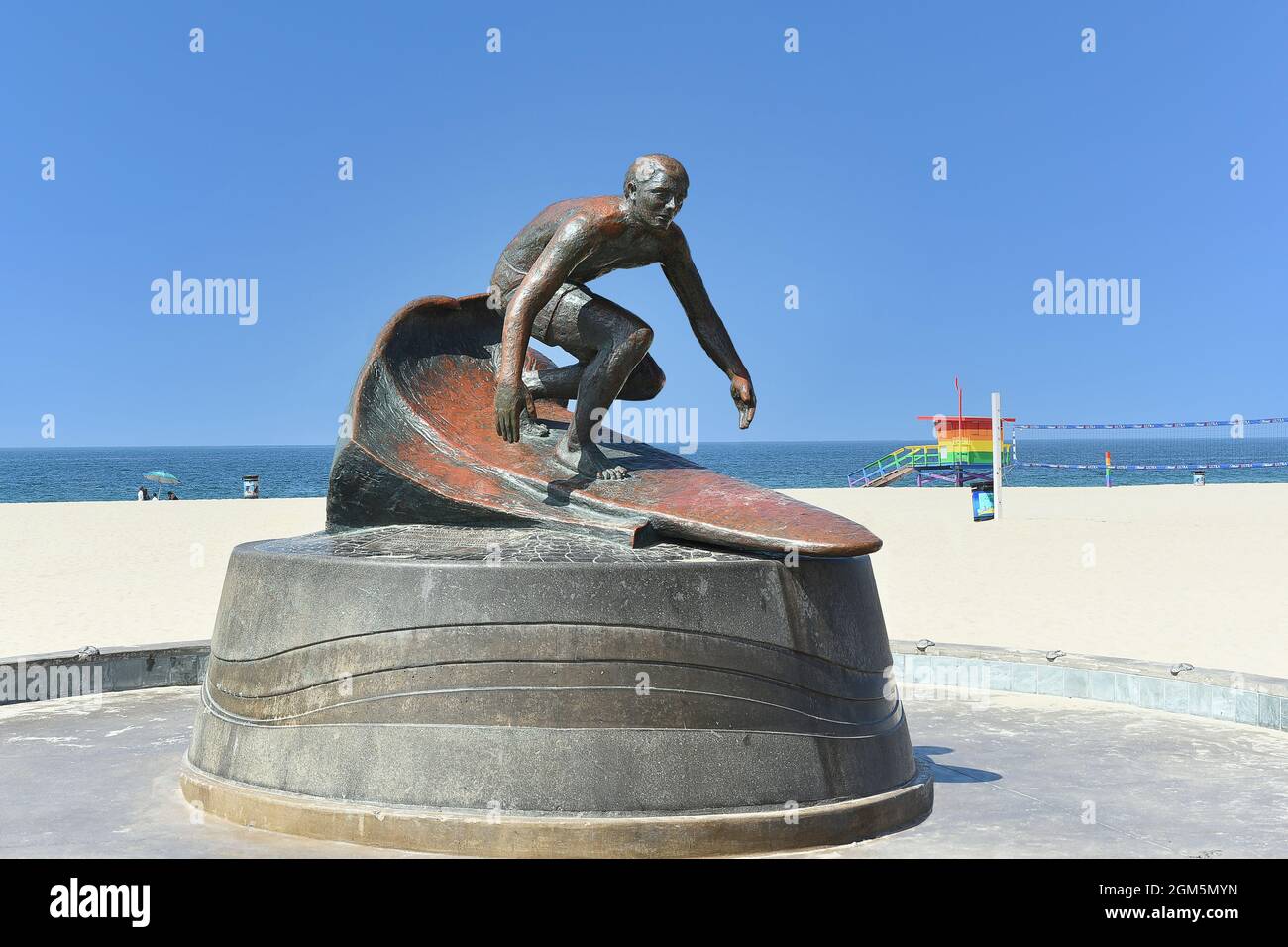 HERMOSA BEACH , CALIFORNIE - 15 SEPT 2021: Surfeur et maître-nageur légendaire, Tim Kelly est rappelé par une statue de bronze qui se trouve au pied de l'elle Banque D'Images