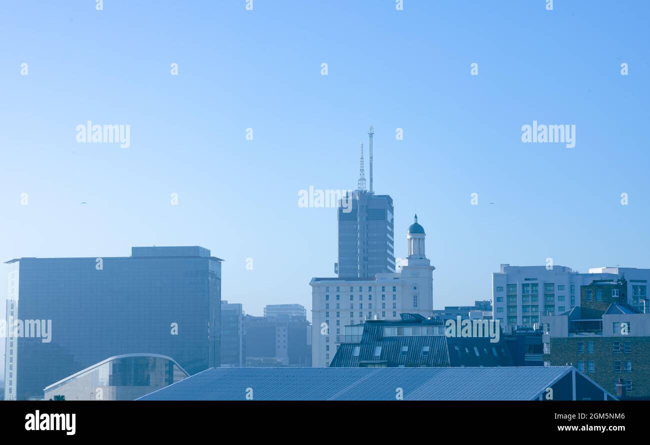 Vue générale sur le paysage urbain avec plusieurs bâtiments modernes et gratte-ciel le matin Banque D'Images