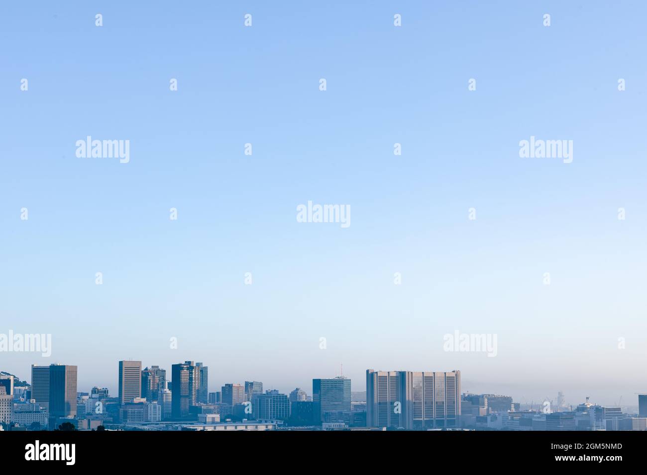 Vue générale sur le paysage urbain avec plusieurs bâtiments modernes et gratte-ciel le matin Banque D'Images