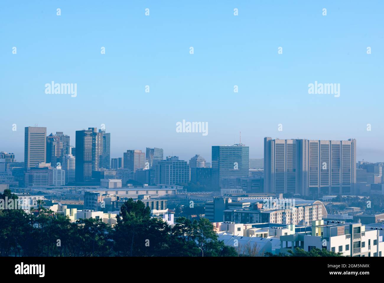 Vue générale sur le paysage urbain avec plusieurs bâtiments modernes et gratte-ciel le matin Banque D'Images