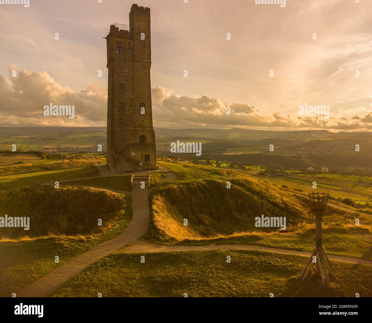 Victoria Tower, Castle Hill, Huddersfield, West Yorkshire au coucher du soleil. Banque D'Images