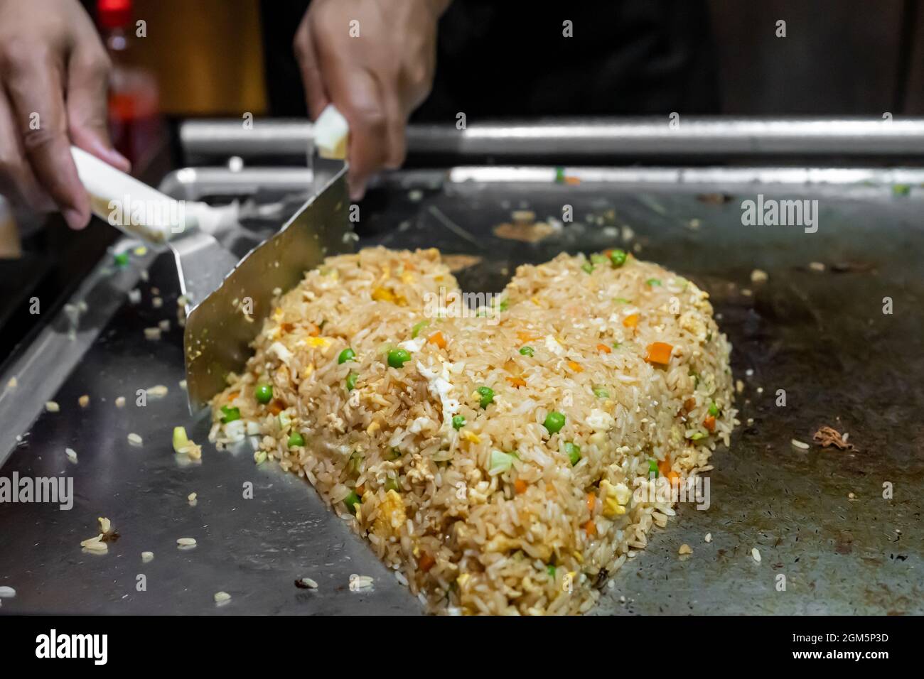 Riz frit Hibachi japonais préparé en forme de coeur. Banque D'Images