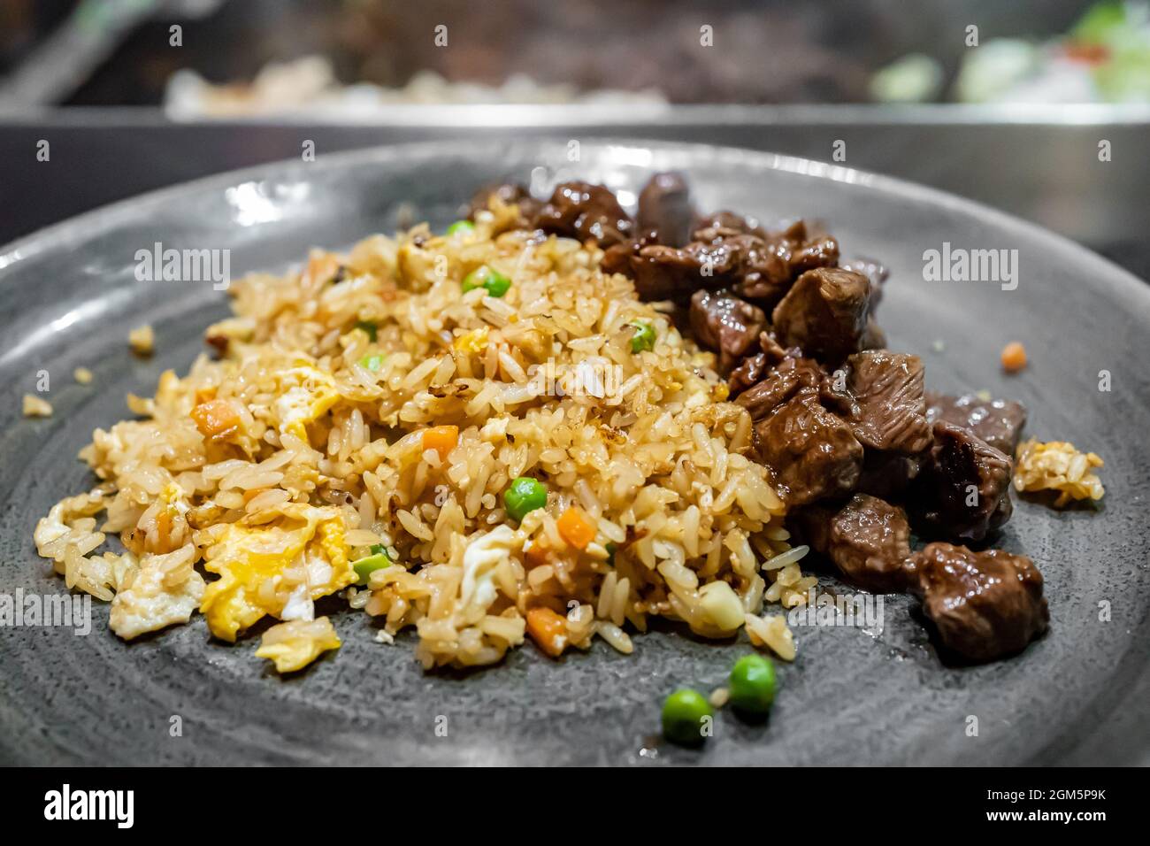 Une assiette de riz Hibachi frit aux légumes avec poulet et steak. Banque D'Images