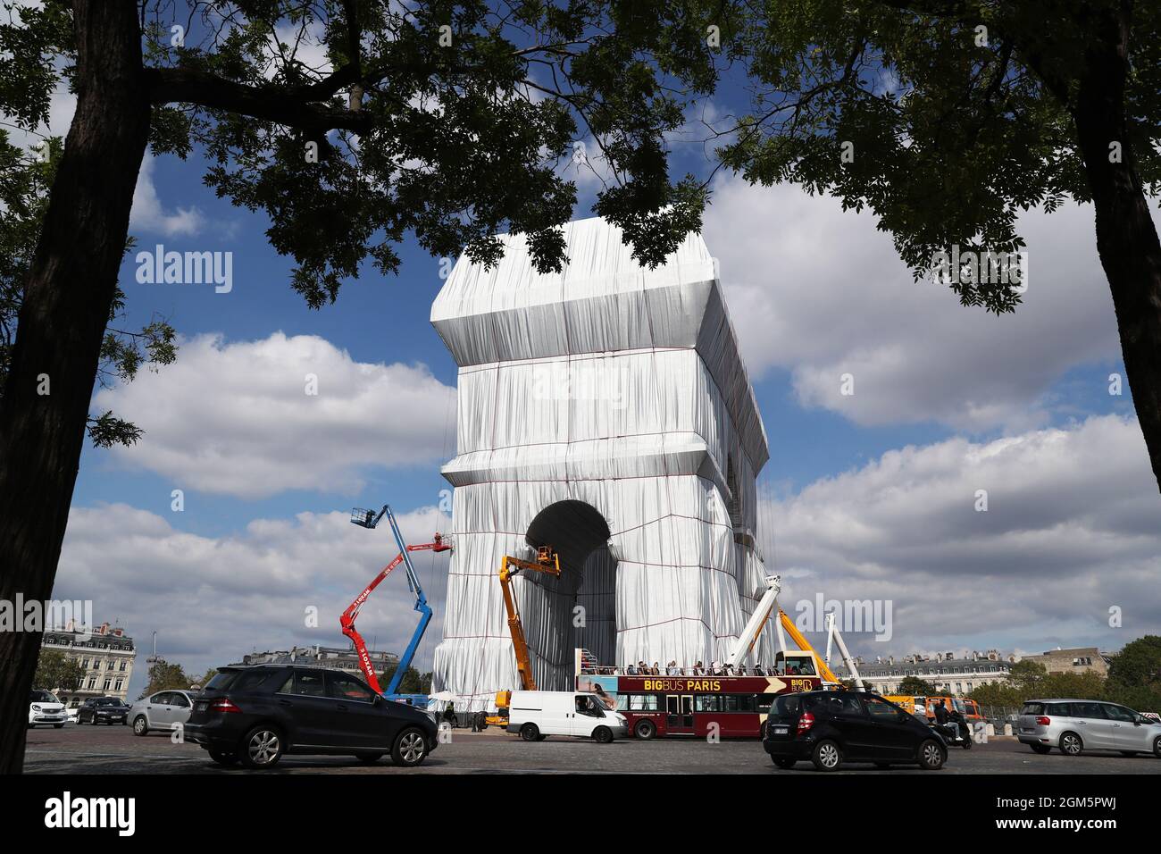 Paris, France. 16 septembre 2021. Photo prise le 16 septembre 2021 montre l'Arc de Triomphe enveloppé à Paris, France. Tout l'Arc de Triomphe au sommet des champs-Elysées à Paris doit rester enveloppé de tissu pendant deux semaines, une installation artistique conçue par le regretté artiste Christo et inaugurée jeudi par le président français Emmanuel Macron. Le monument de 50 mètres de haut, 45 mètres de long et 22 mètres de large construit par Napoléon, est maintenant enveloppé de bout en bout dans 25,000 mètres carrés de tissu bleu argenté recyclable et 3,000 mètres de corde rouge. Banque D'Images