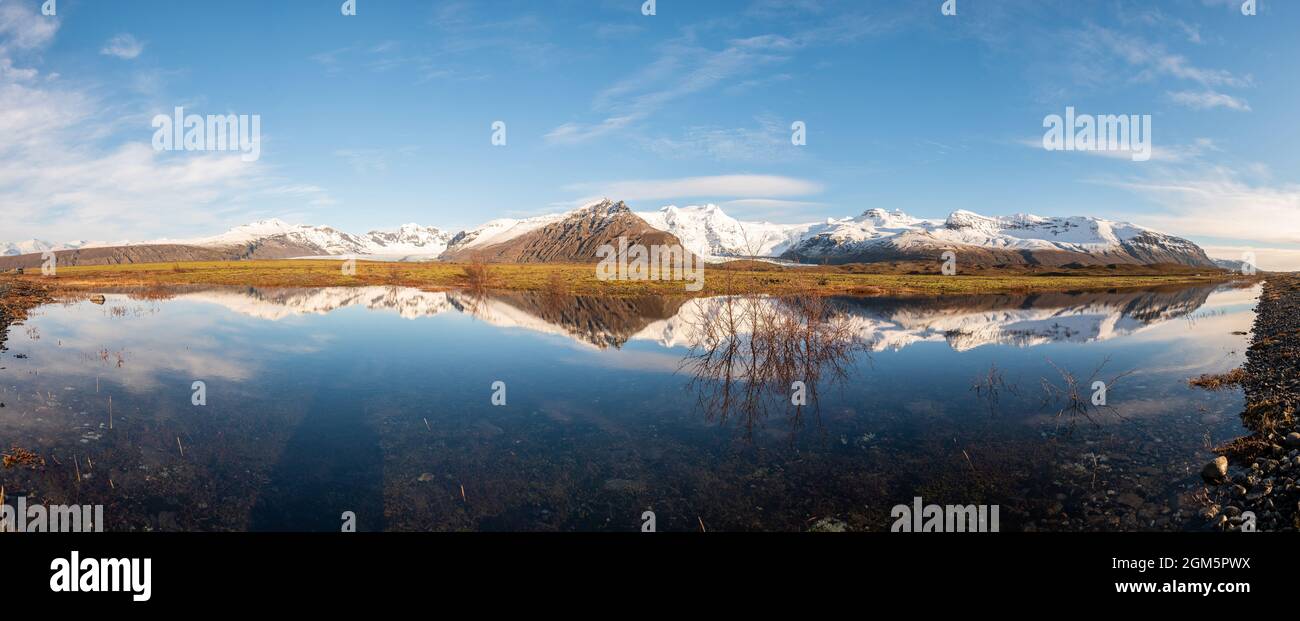 Récolte verticale chaîne de montagnes islandaises avec de belles montagnes enneigées Banque D'Images