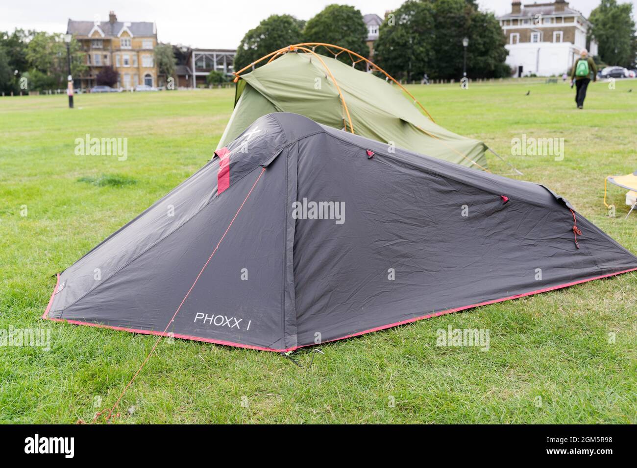 Blackheath Common s'est transformé en camping avec des tentes colorées de différentes formes et tailles, Angleterre Royaume-Uni Banque D'Images