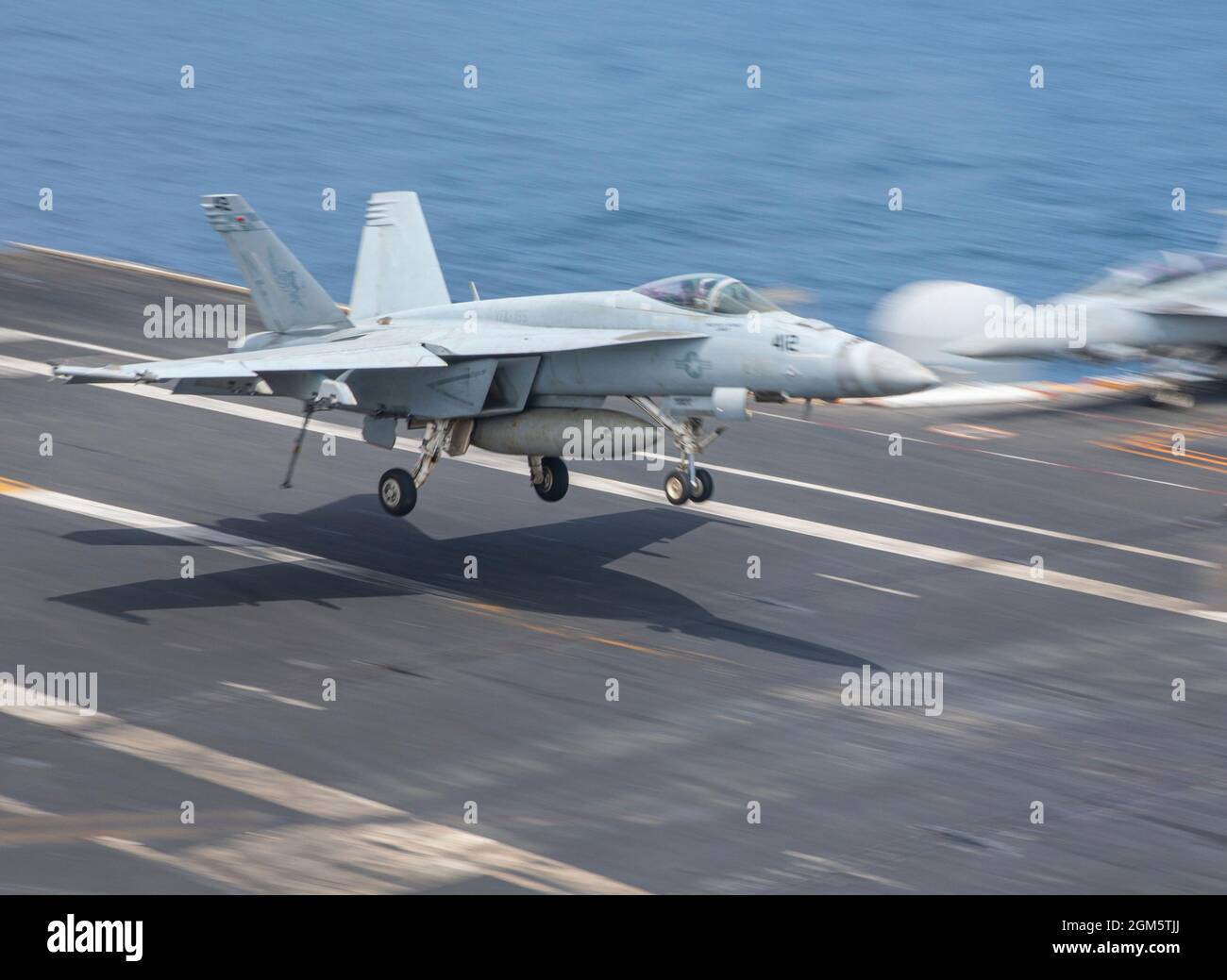 Mer d'Arabie, États-Unis. 21 août 2021. Un avion de chasse F/A-18F Super Hornet de la Marine américaine, attaché au Dambusters of Strike Fighter Squadron 195, atterrit sur le pont de vol du porte-avions USS de la classe Nimitz Ronald Reagan pendant les opérations comme navire amiral de la 5e flotte le 21 août 2021 dans la mer d'Arabie. Crédit: MC3 Santiago Navarro/Planetpix/Alay Live News Banque D'Images