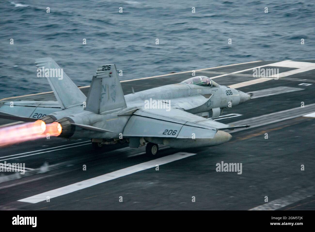 Mer d'Arabie, États-Unis. 26 août 2021. Un avion de chasse F/A-18F Super Hornet de la Marine américaine, attaché au Royal Maces of Strike Fighter Squadron 27, est lancé à partir du pont de vol du porte-avions USS de la classe Nimitz, Ronald Reagan, pendant les opérations comme navire amiral de la 5e flotte le 26 août 2021 dans la mer d'Arabie. Crédit : MC3 Gray Gibson/Planetpix/Alamy Live News Banque D'Images