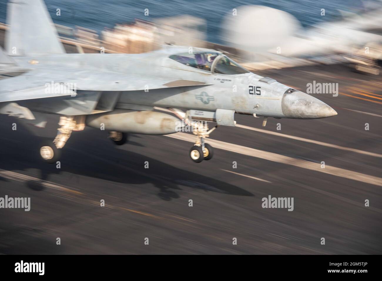 Mer d'Arabie, États-Unis. 29 août 2021. Un avion de chasse F/A-18F Super Hornet de la Marine américaine, attaché au Royal Maces of Strike Fighter Squadron 27, sur le pont de vol du porte-avions de la classe Nimitz USS Ronald Reagan pendant les opérations comme navire amiral de la 5e flotte le 29 août 2021 dans la mer d'Arabie. Crédit : MCS Matthew Mitchell/Planetpix/Alay Live News Banque D'Images