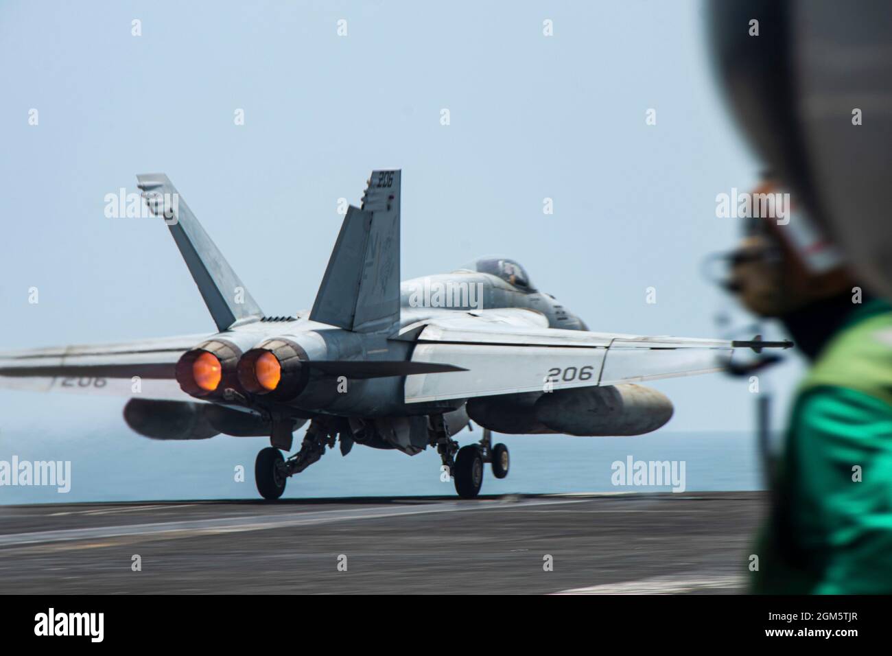 Mer d'Arabie, États-Unis. 17 août 2021. Un avion de chasse F/A-18e Super Hornet de la Marine américaine, attaché au Royal Maces of Strike Fighter Squadron 27, est lancé à partir du pont de vol du porte-avions USS de la classe Nimitz, Ronald Reagan, pendant les opérations comme navire amiral de la 5e flotte le 17 août 2021 dans la mer d'Arabie. Crédit : MC2 Quinton Lee/Planetpix/Alamy Live News Banque D'Images
