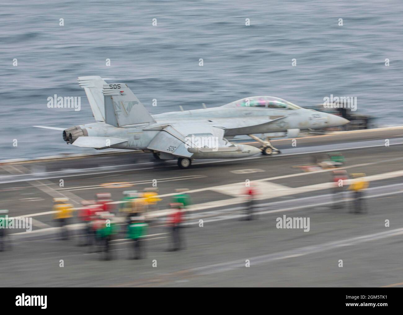 Mer d'Arabie, États-Unis. 01 août 2021. Un avion d'attaque électronique EA-18G Growler de la Marine américaine, attaché aux Shadowhawks de l'escadron d'attaque électronique 141, est lancé à partir du pont de vol du porte-avions de la classe Nimitz USS Ronald Reagan pendant les opérations comme navire amiral de la 5e flotte le 1er août 2021 dans la mer d'Arabie. Crédit: MC3 Santiago Navarro/Planetpix/Alay Live News Banque D'Images