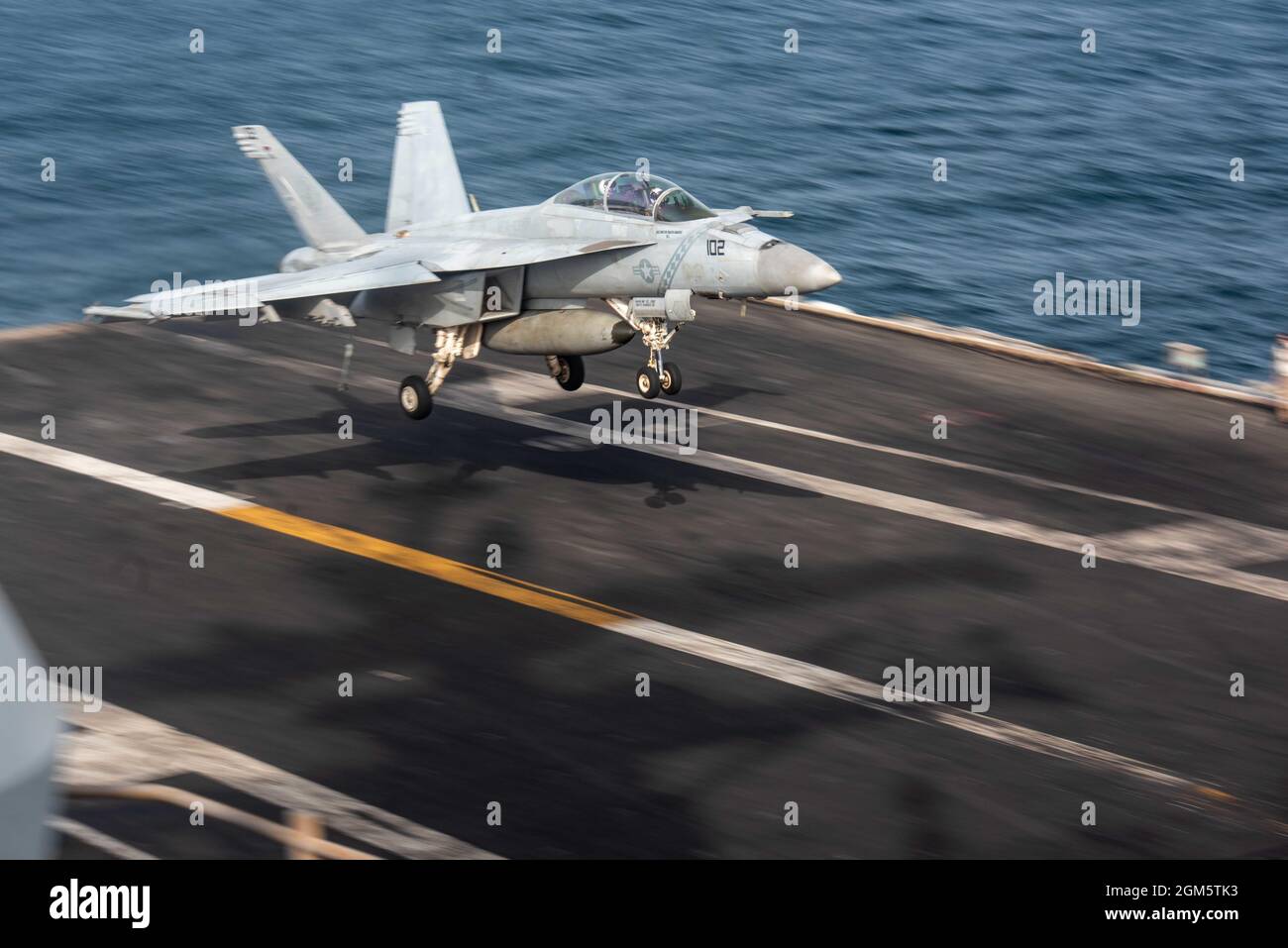 Mer d'Arabie, États-Unis. 29 août 2021. Un avion de chasse F/A-18F Super Hornet de la Marine américaine, attaché aux diamants du Strike Fighter Squadron 102, sur le pont de vol du porte-avions de la classe Nimitz USS Ronald Reagan pendant les opérations comme navire amiral de la 5e flotte le 29 août 2021 dans la mer d'Arabie. Crédit : MCS Matthew Mitchell/Planetpix/Alay Live News Banque D'Images