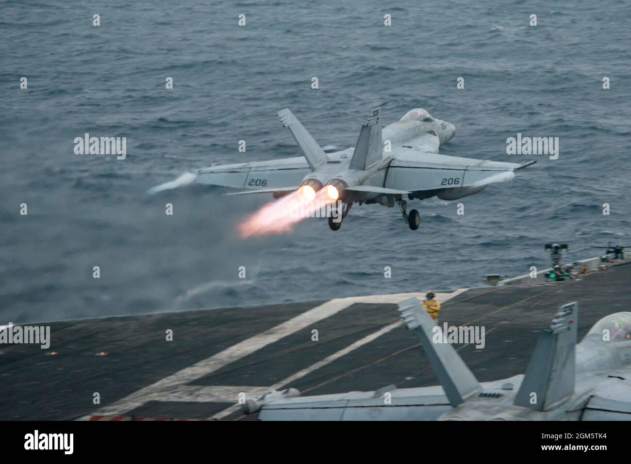 Mer d'Arabie, États-Unis. 26 août 2021. Un avion de chasse F/A-18F Super Hornet de la Marine américaine, attaché au Royal Maces of Strike Fighter Squadron 27, est lancé à partir du pont de vol du porte-avions USS de la classe Nimitz, Ronald Reagan, pendant les opérations comme navire amiral de la 5e flotte le 26 août 2021 dans la mer d'Arabie. Crédit : MC3 Gray Gibson/Planetpix/Alamy Live News Banque D'Images