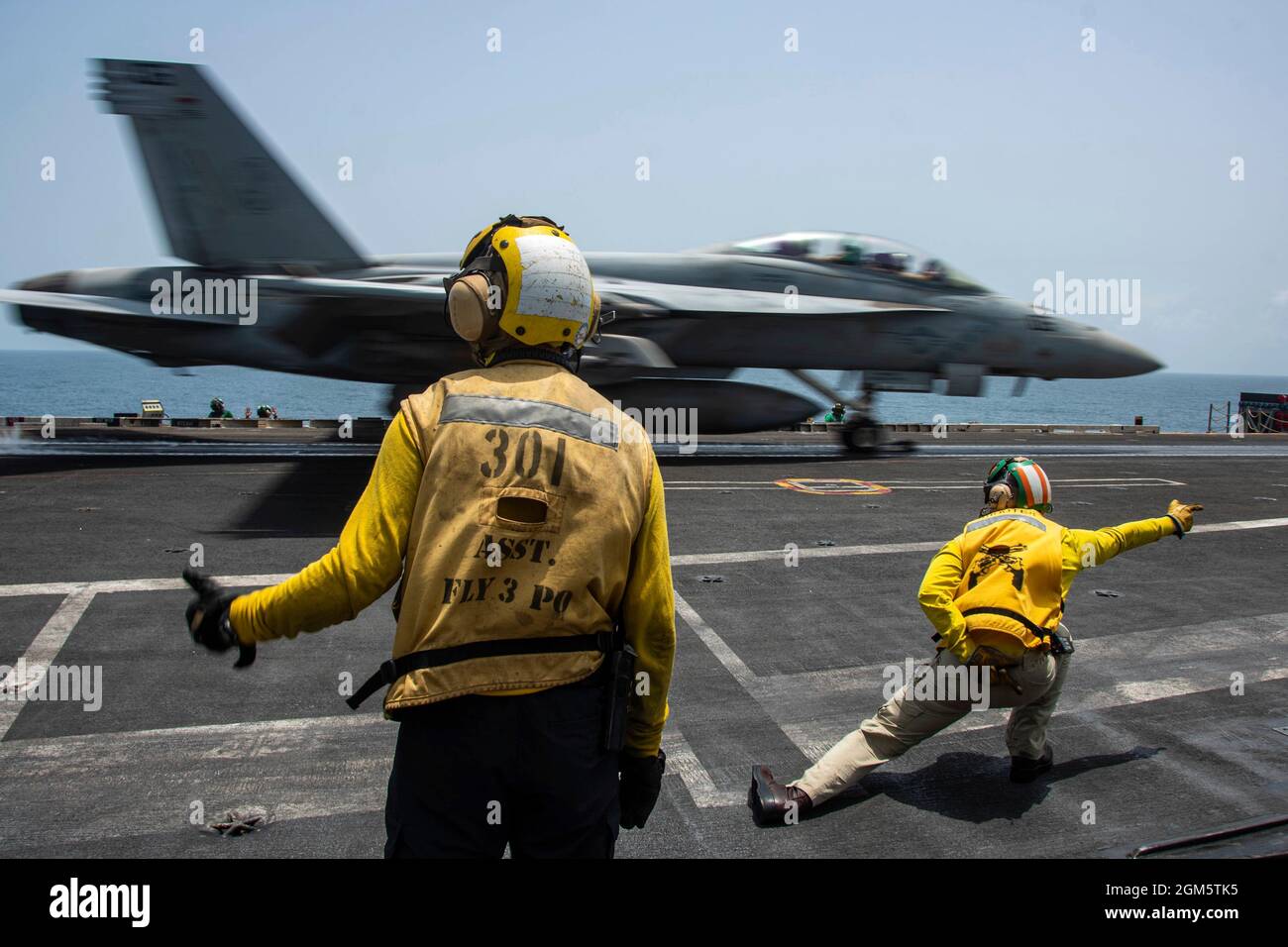 Mer d'Arabie, États-Unis. 17 août 2021. L'équipage du pont de la Marine américaine signale un avion de chasse F/A-18F Super Hornet, attaché aux diamants du Strike Fighter Squadron 102, pour lancer à partir du pont de vol du porte-avions de la classe Nimitz USS Ronald Reagan pendant les opérations comme navire amiral de la 5e flotte le 17 août 2021 dans la mer d'Arabie. Crédit : MC2 Quinton Lee/Planetpix/Alamy Live News Banque D'Images