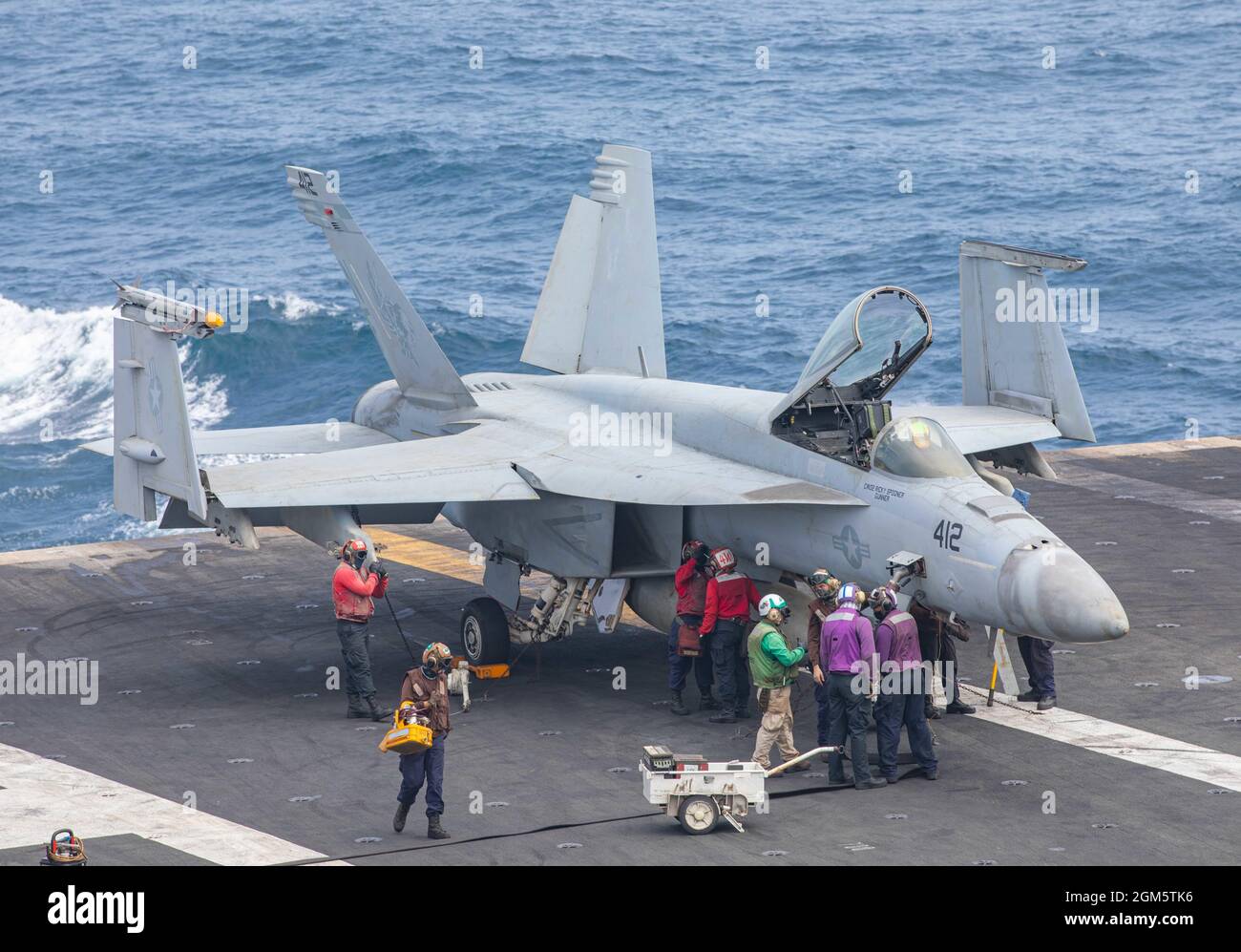 Mer d'Arabie, États-Unis. 21 août 2021. L'équipage du pont de la US Navy prépare un avion de chasse F/A-18e Super Hornet, attaché au Dambusters of Strike Fighter Squadron 195, pour le lancement à partir du pont de vol du porte-avions de la classe Nimitz USS Ronald Reagan pendant les opérations comme navire amiral de la 5e flotte le 21 août 2021 dans la mer d'Arabie. Crédit: MC3 Santiago Navarro/Planetpix/Alay Live News Banque D'Images