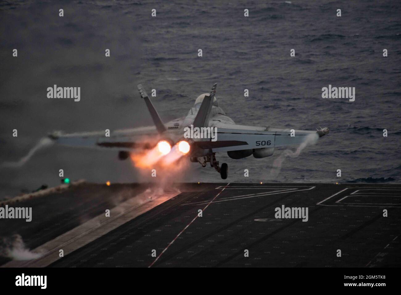 Mer d'Arabie, États-Unis. 26 août 2021. Un avion d'attaque électronique EA-18G Growler de la Marine américaine, attaché aux Shadowhawks de l'escadron d'attaque électronique 141, lance à partir du pont de vol du porte-avions de la classe Nimitz USS Ronald Reagan pendant les opérations de nuit comme navire amiral de la 5e flotte le 26 août 2021 dans la mer d'Arabie. Crédit : MC3 Gray Gibson/Planetpix/Alamy Live News Banque D'Images