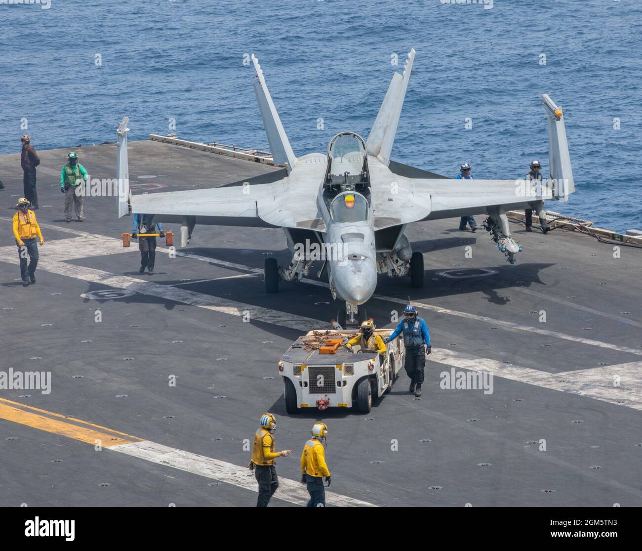Mer d'Arabie, États-Unis. 29 août 2021. Un avion de chasse F/A-18F Super Hornet de la Marine américaine, attaché au Royal Maces of Strike Fighter Squadron 27, est mis en place sur le pont de vol du porte-avions de la classe Nimitz Ronald Reagan pendant les opérations comme navire amiral de la 5e flotte le 29 août 2021 dans la mer d'Arabie. Crédit: MC3 Santiago Navarro/Planetpix/Alay Live News Banque D'Images