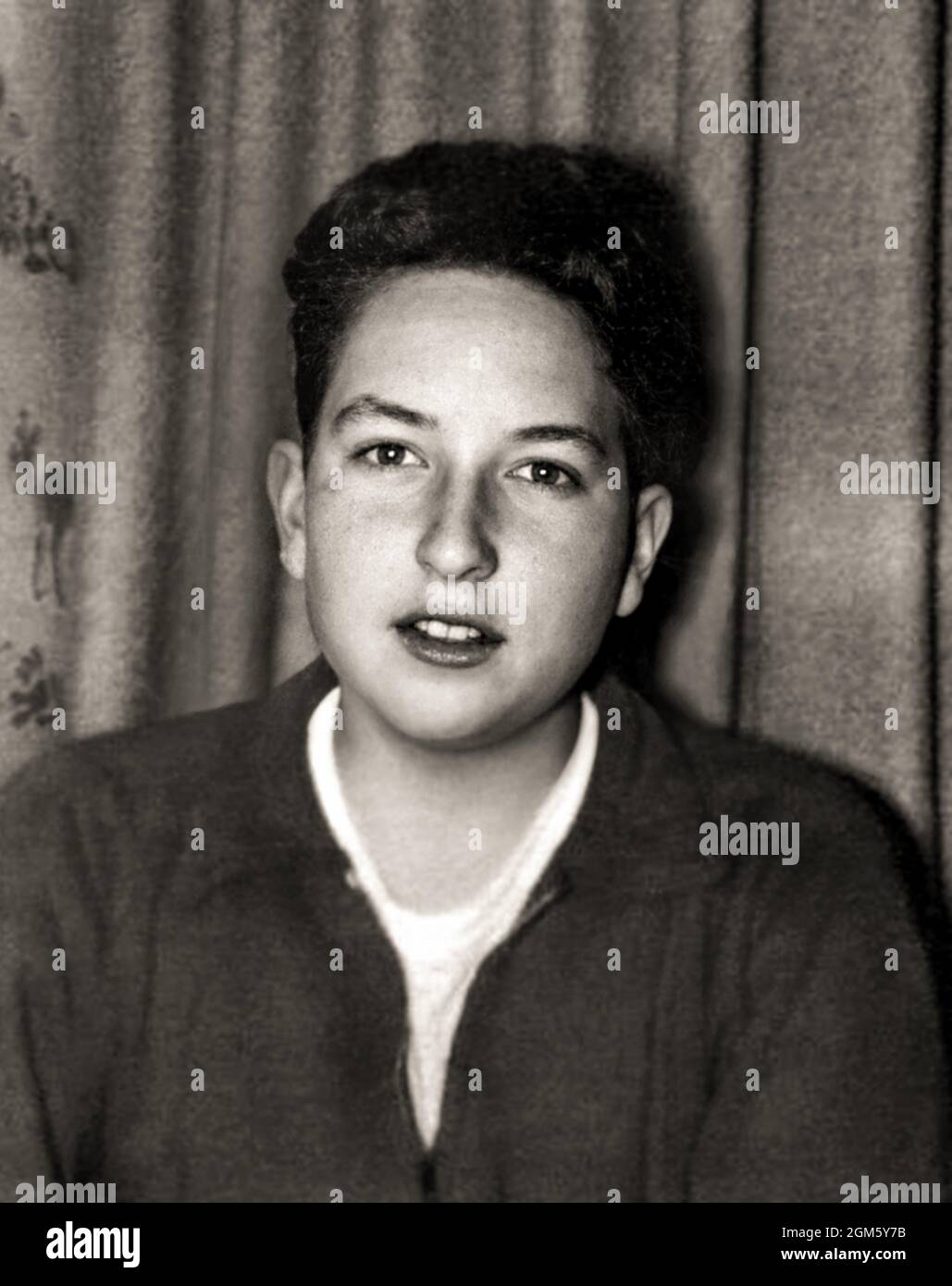 1956 , USA: Le célèbre chanteur et compositeur américain BOB DYLAN ( né en 24 mai 1941 ) quand était un jeune garçon de 15 ans . En 2016, Dylan a reçu le Prix Nobel de littérature . Photographe inconnu. - HISTOIRE - FOTO STORICHE - Personalità da bambino Bambini da giovane - personnalités quand était jeune - FANTAZIA - ENFANCE - BAMBINO - BAMBINI - ENFANTS - ENFANT - MUSIQUE - MUSICA - cantante - COMPOORE - PREMIO NOBEL PER LA LETTERATURA - PORTRAIT - RITRATTO -- - ARCHIVIO GBB Banque D'Images