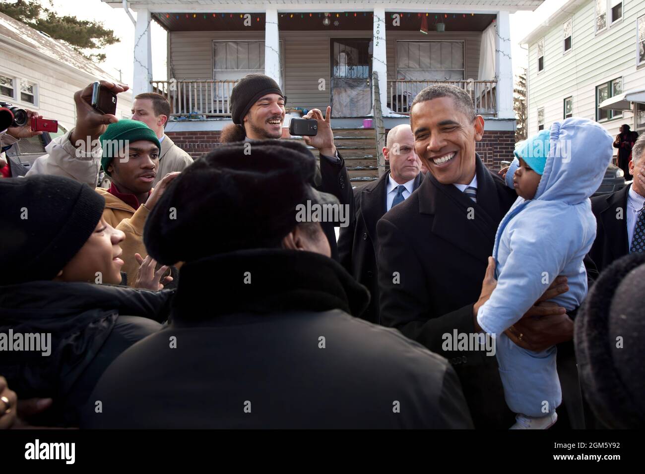 Le président Barack Obama accueille ses voisins à l'extérieur du domicile de William et d'Endia Eason à Cleveland, Ohio, le 4 janvier 2012. Le Président a visité les servons, qui ont presque perdu leur maison après avoir été victime d'un prêteur prédateur, pour discuter de la nécessité d'un Bureau de protection financière des consommateurs fort. (Photo officielle de la Maison Blanche par Pete Souza) cette photo officielle de la Maison Blanche est disponible uniquement pour publication par les organismes de presse et/ou pour impression personnelle par le(s) sujet(s) de la photo. La photographie ne peut être manipulée d'aucune manière et ne peut pas être utilisée dans le commerce ou le Pol Banque D'Images