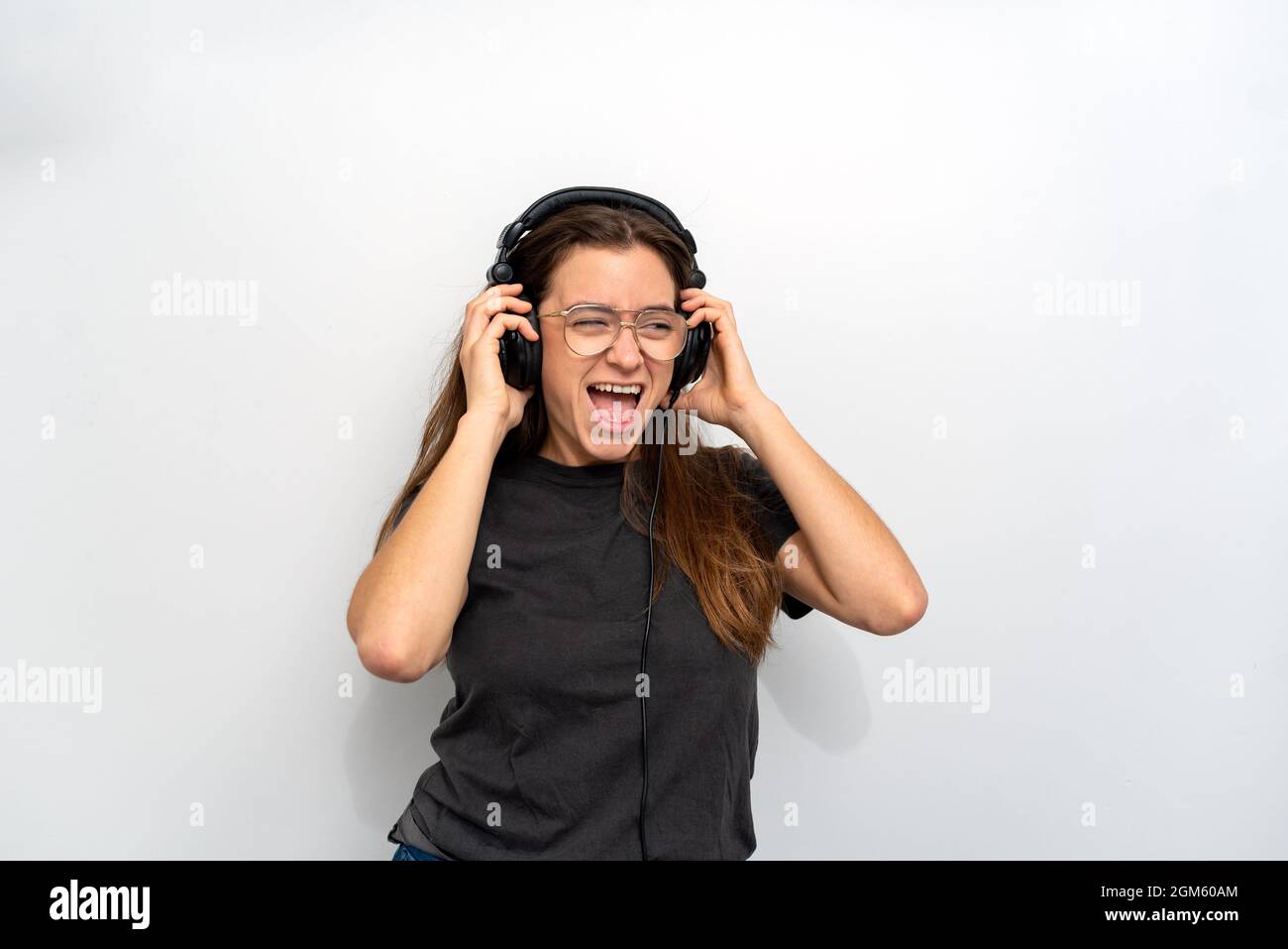 Jeune femme latine avec casque sur fond blanc Banque D'Images