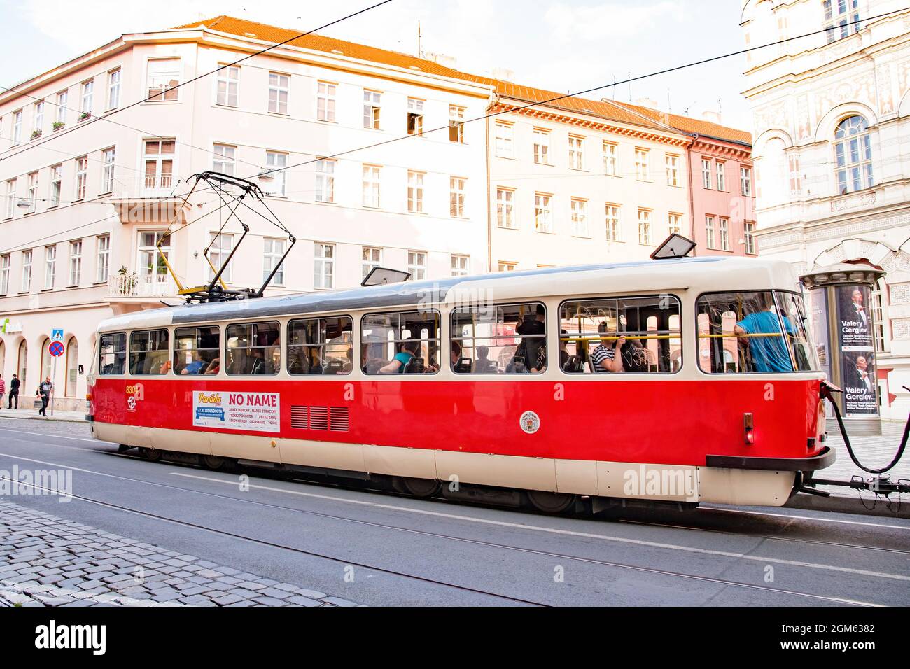 Le réseau de tramways de Prague couvre tous les quartiers du centre-ville et s'étend sur une certaine distance jusqu'à la banlieue. Pris à Prague, le 22 juillet 2016 Banque D'Images