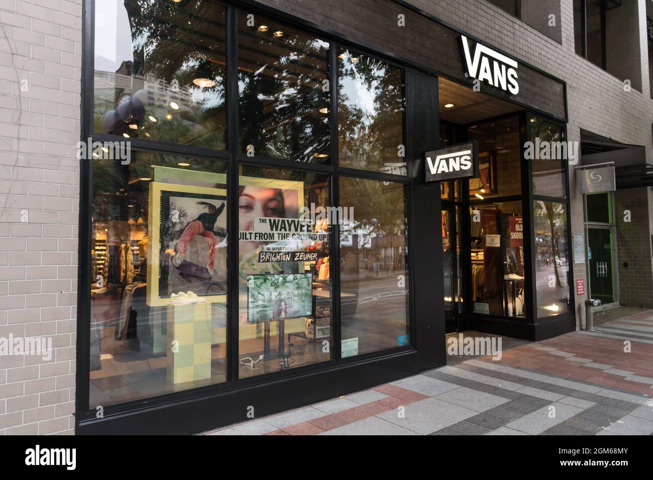 Seattle, États-Unis. 16 septembre 2021. 4th et Pine Westlake Vans magasin  avec Riot Security Glass nouvellement installé, remplaçant les fenêtres  traditionnelles de vitrine en verre. Plusieurs entreprises du quartier  commerçant de Westlake