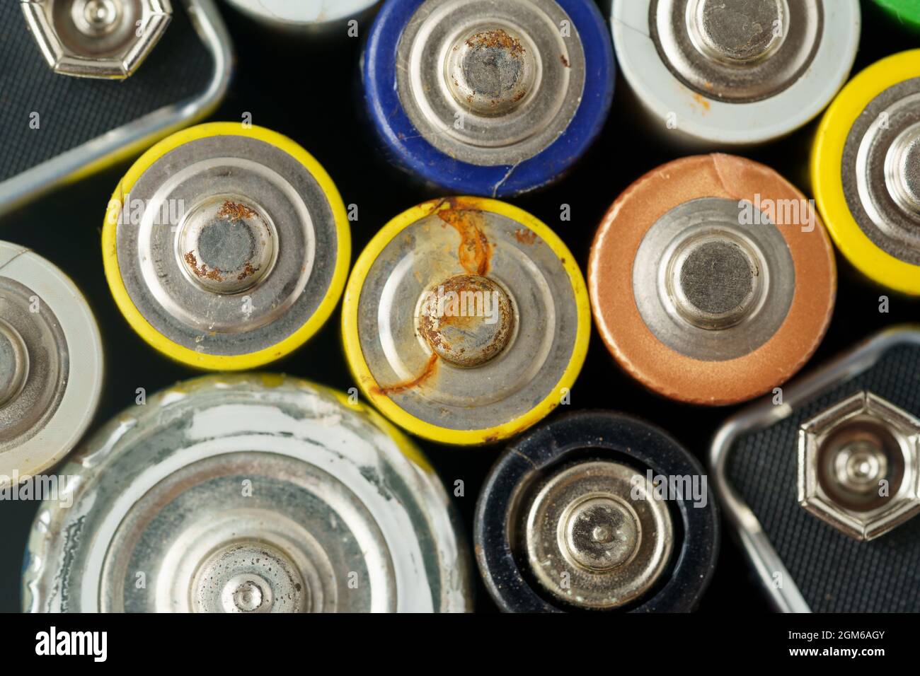 Vue rapprochée en plan de la batterie usagée. Concept de déchets dangereux électroniques. Arrière-plan des piles Banque D'Images